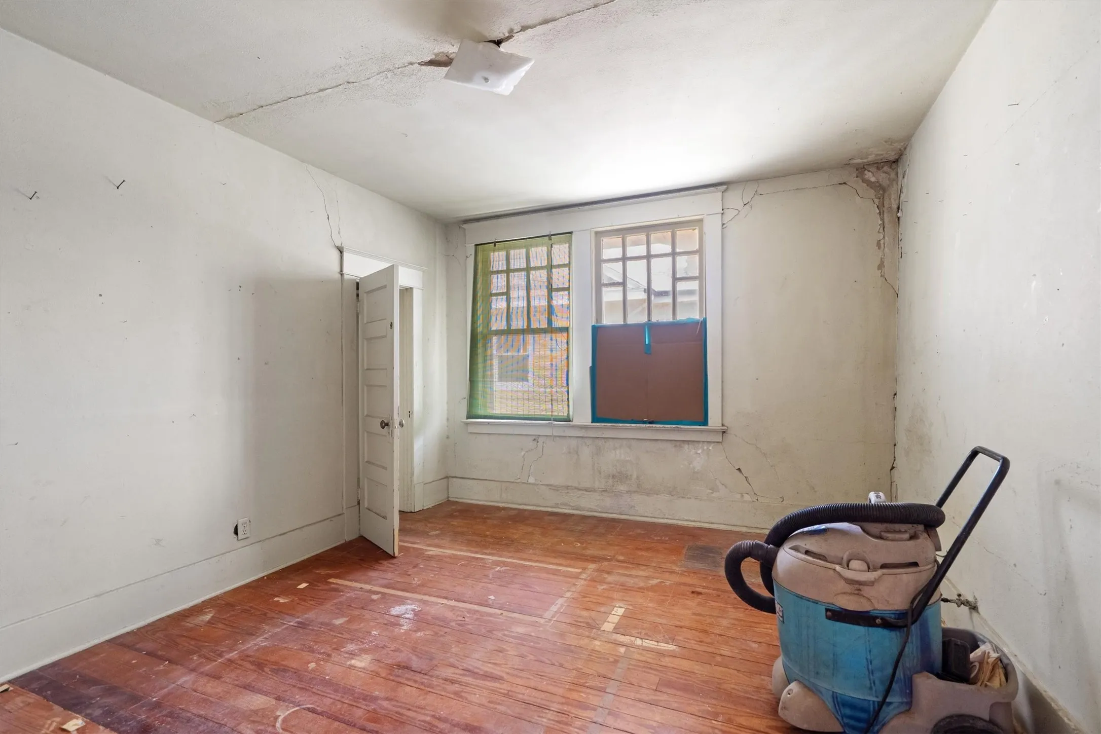 Single Family Residence For Sale in Collin County , 305 Hill Street, Farmersville, Texas 75442, 4 Bedroom, 2 Bathroom, Garage spaces, 3,240 Sqft, built in 1920, Preowned, mls#21024053, Real Estate Agent in Farmersville, Homes For Sale in Collin county, Homes For Sale in Farmersville, Realtor in Farmersville Texas, Real Estate Brokerage Independent Realty Texas, Luminita Cordes Realtor
