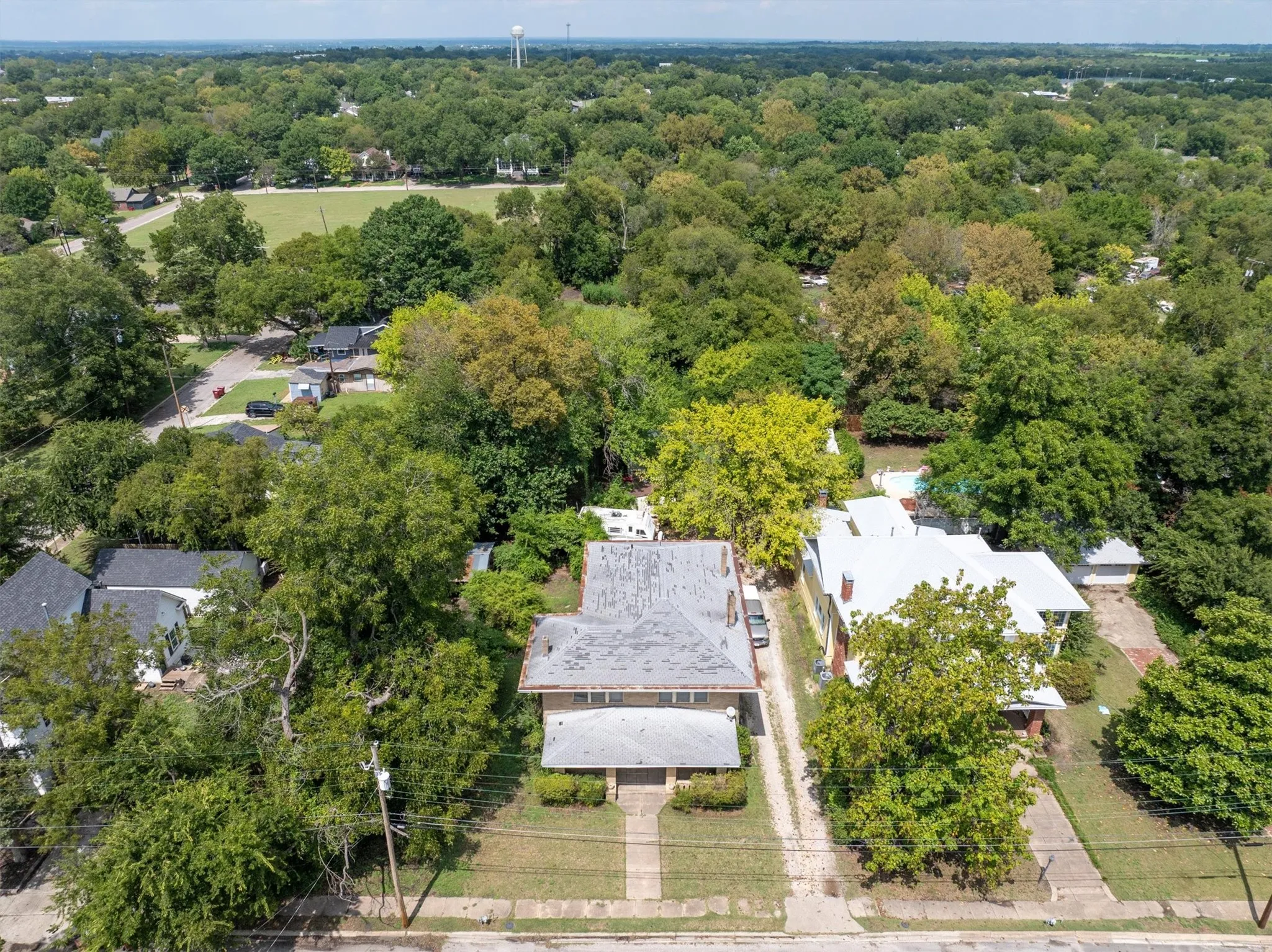 Single Family Residence For Sale in Collin County , 305 Hill Street, Farmersville, Texas 75442, 4 Bedroom, 2 Bathroom, Garage spaces, 3,240 Sqft, built in 1920, Preowned, mls#21024053, Real Estate Agent in Farmersville, Homes For Sale in Collin county, Homes For Sale in Farmersville, Realtor in Farmersville Texas, Real Estate Brokerage Independent Realty Texas, Luminita Cordes Realtor
