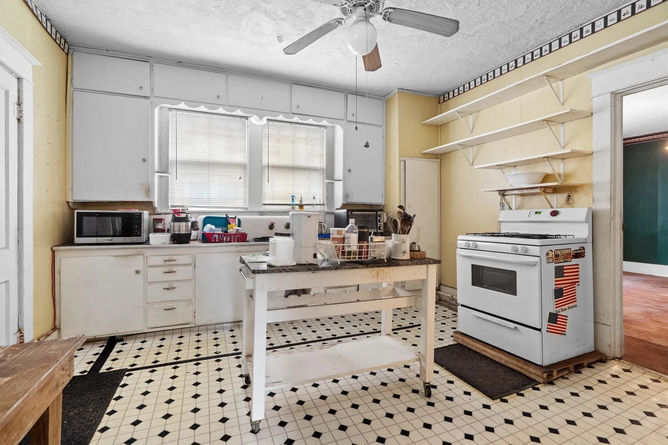 Single Family Residence For Sale in Collin County , 305 Hill Street, Farmersville, Texas 75442, 4 Bedroom, 2 Bathroom, Garage spaces, 3,240 Sqft, built in 1920, Preowned, mls#21024053, Real Estate Agent in Farmersville, Homes For Sale in Collin county, Homes For Sale in Farmersville, Realtor in Farmersville Texas, Real Estate Brokerage Independent Realty Texas, Luminita Cordes Realtor