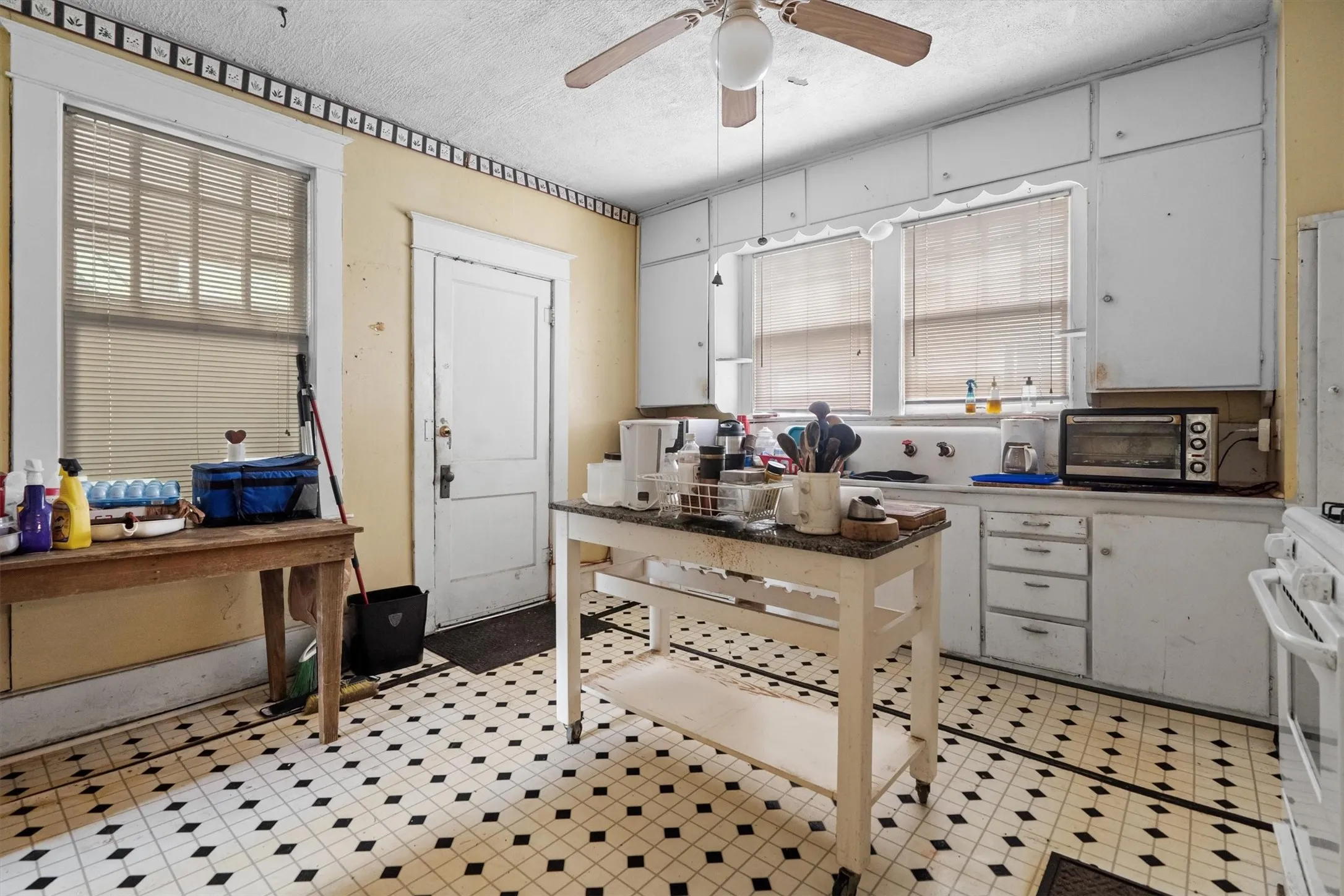 Single Family Residence For Sale in Collin County , 305 Hill Street, Farmersville, Texas 75442, 4 Bedroom, 2 Bathroom, Garage spaces, 3,240 Sqft, built in 1920, Preowned, mls#21024053, Real Estate Agent in Farmersville, Homes For Sale in Collin county, Homes For Sale in Farmersville, Realtor in Farmersville Texas, Real Estate Brokerage Independent Realty Texas, Luminita Cordes Realtor