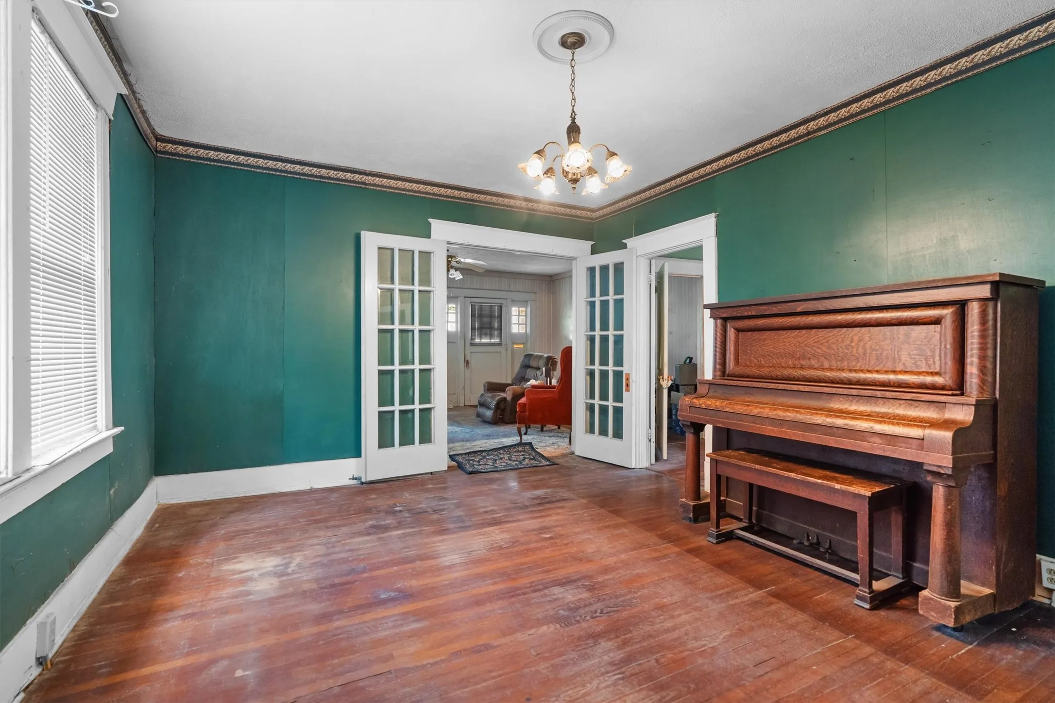 Single Family Residence For Sale in Collin County , 305 Hill Street, Farmersville, Texas 75442, 4 Bedroom, 2 Bathroom, Garage spaces, 3,240 Sqft, built in 1920, Preowned, mls#21024053, Real Estate Agent in Farmersville, Homes For Sale in Collin county, Homes For Sale in Farmersville, Realtor in Farmersville Texas, Real Estate Brokerage Independent Realty Texas, Luminita Cordes Realtor