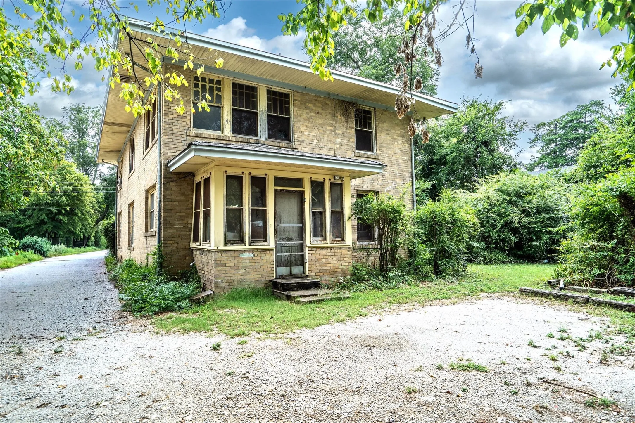 Single Family Residence For Sale in Collin County , 305 Hill Street, Farmersville, Texas 75442, 4 Bedroom, 2 Bathroom, Garage spaces, 3,240 Sqft, built in 1920, Preowned, mls#21024053, Real Estate Agent in Farmersville, Homes For Sale in Collin county, Homes For Sale in Farmersville, Realtor in Farmersville Texas, Real Estate Brokerage Independent Realty Texas, Luminita Cordes Realtor