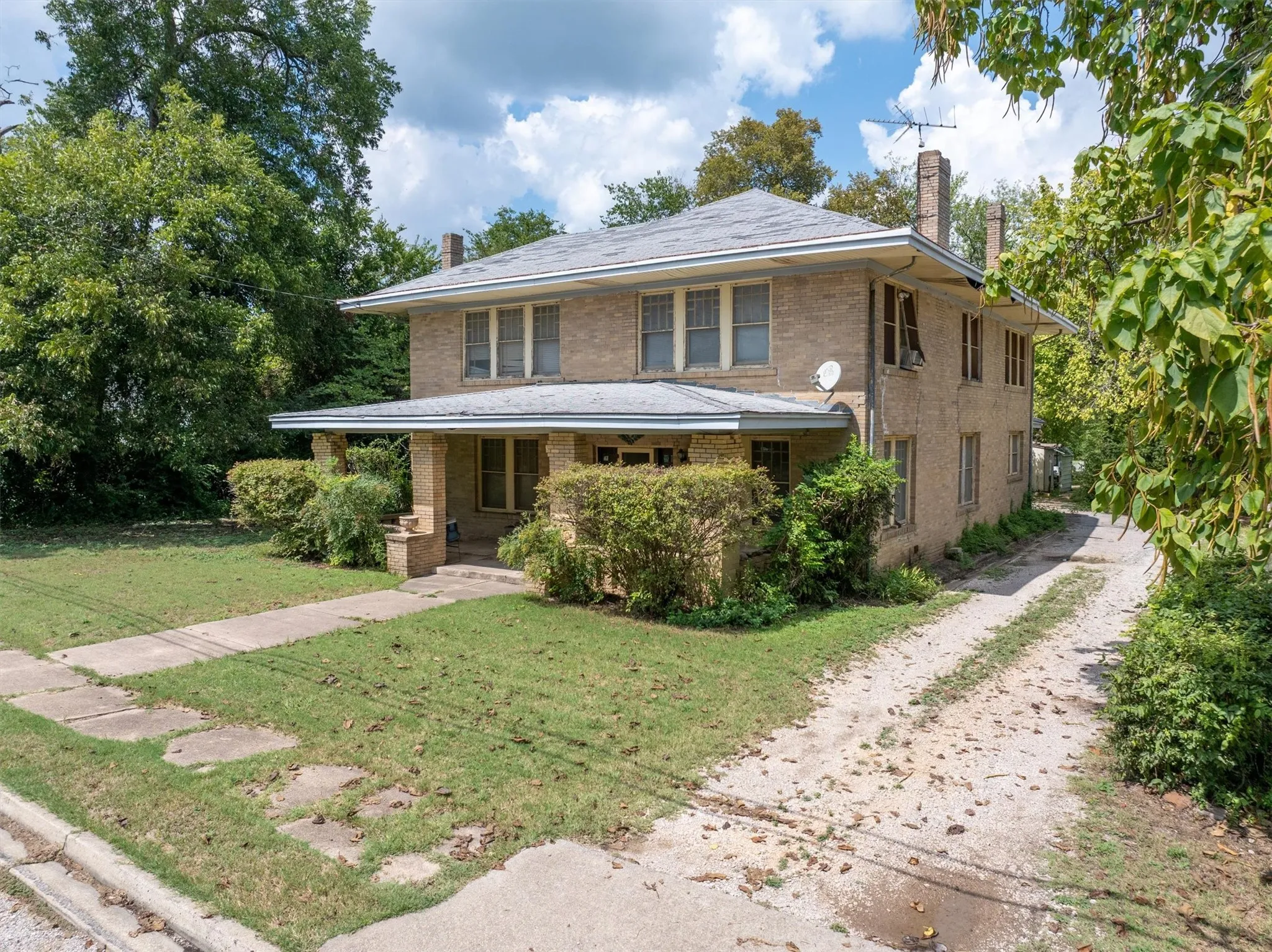 Single Family Residence For Sale in Collin County , 305 Hill Street, Farmersville, Texas 75442, 4 Bedroom, 2 Bathroom, Garage spaces, 3,240 Sqft, built in 1920, Preowned, mls#21024053, Real Estate Agent in Farmersville, Homes For Sale in Collin county, Homes For Sale in Farmersville, Realtor in Farmersville Texas, Real Estate Brokerage Independent Realty Texas, Luminita Cordes Realtor