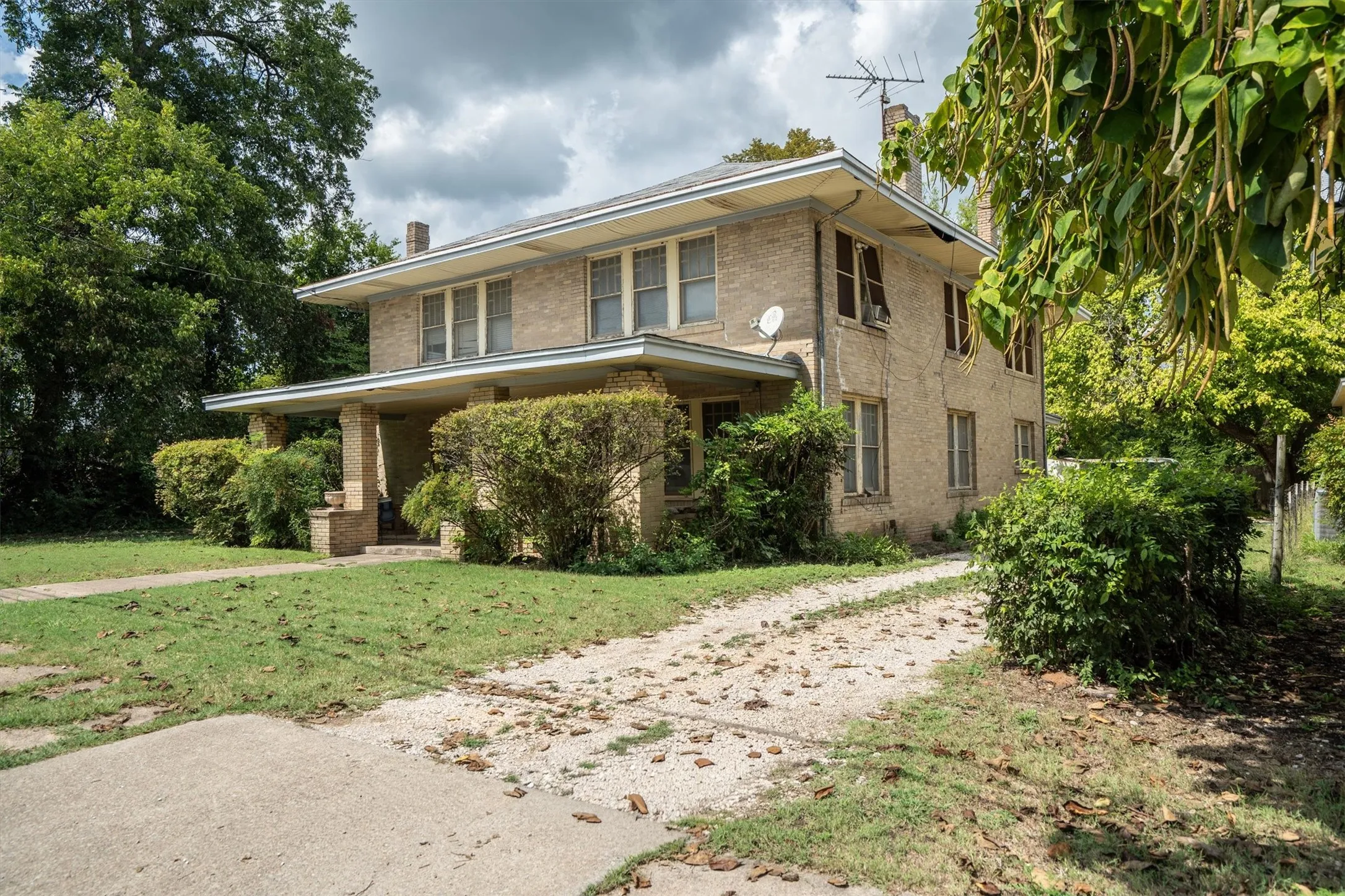 Single Family Residence For Sale in Collin County , 305 Hill Street, Farmersville, Texas 75442, 4 Bedroom, 2 Bathroom, Garage spaces, 3,240 Sqft, built in 1920, Preowned, mls#21024053, Real Estate Agent in Farmersville, Homes For Sale in Collin county, Homes For Sale in Farmersville, Realtor in Farmersville Texas, Real Estate Brokerage Independent Realty Texas, Luminita Cordes Realtor