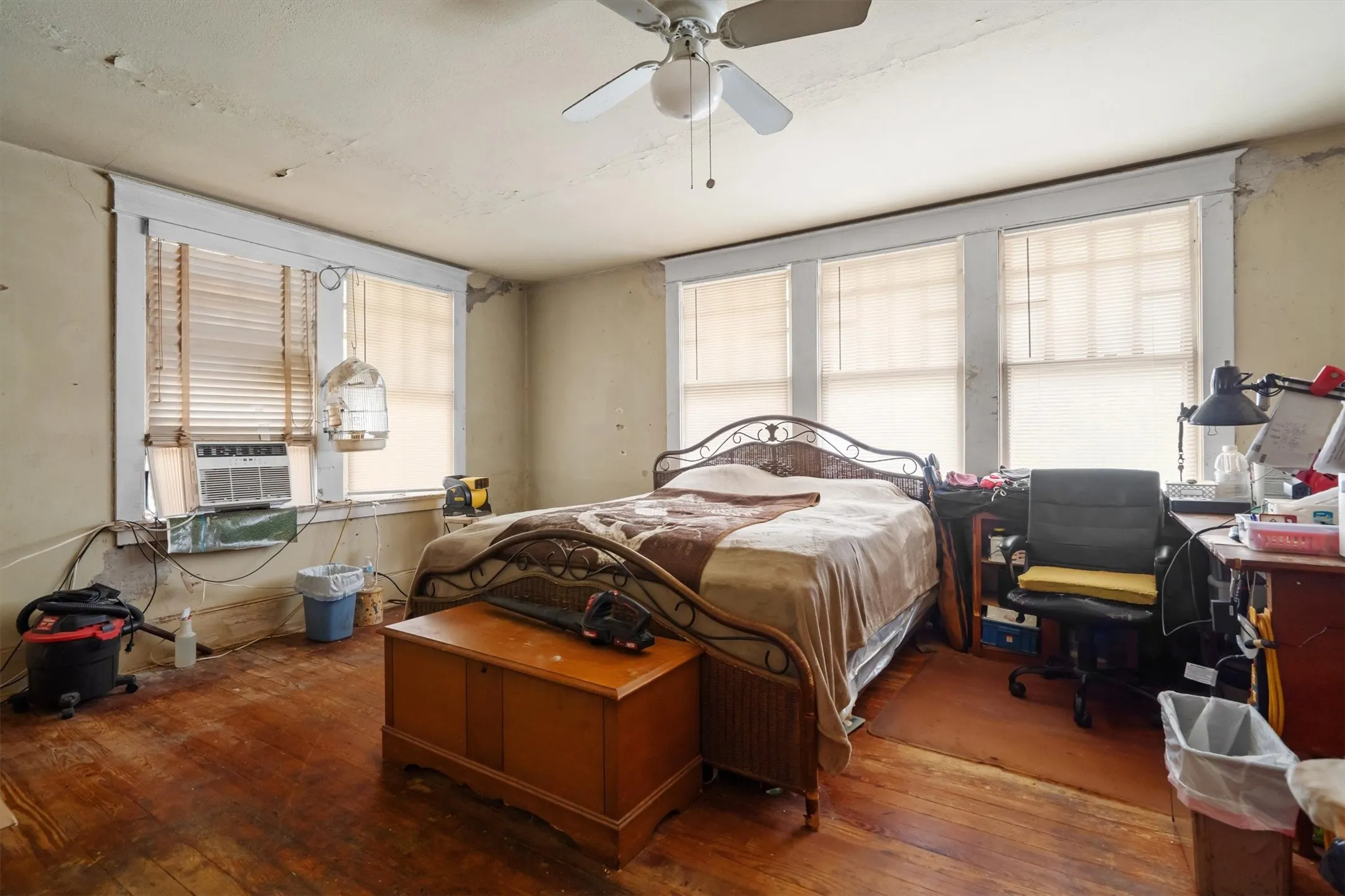 Single Family Residence For Sale in Collin County , 305 Hill Street, Farmersville, Texas 75442, 4 Bedroom, 2 Bathroom, Garage spaces, 3,240 Sqft, built in 1920, Preowned, mls#21024053, Real Estate Agent in Farmersville, Homes For Sale in Collin county, Homes For Sale in Farmersville, Realtor in Farmersville Texas, Real Estate Brokerage Independent Realty Texas, Luminita Cordes Realtor