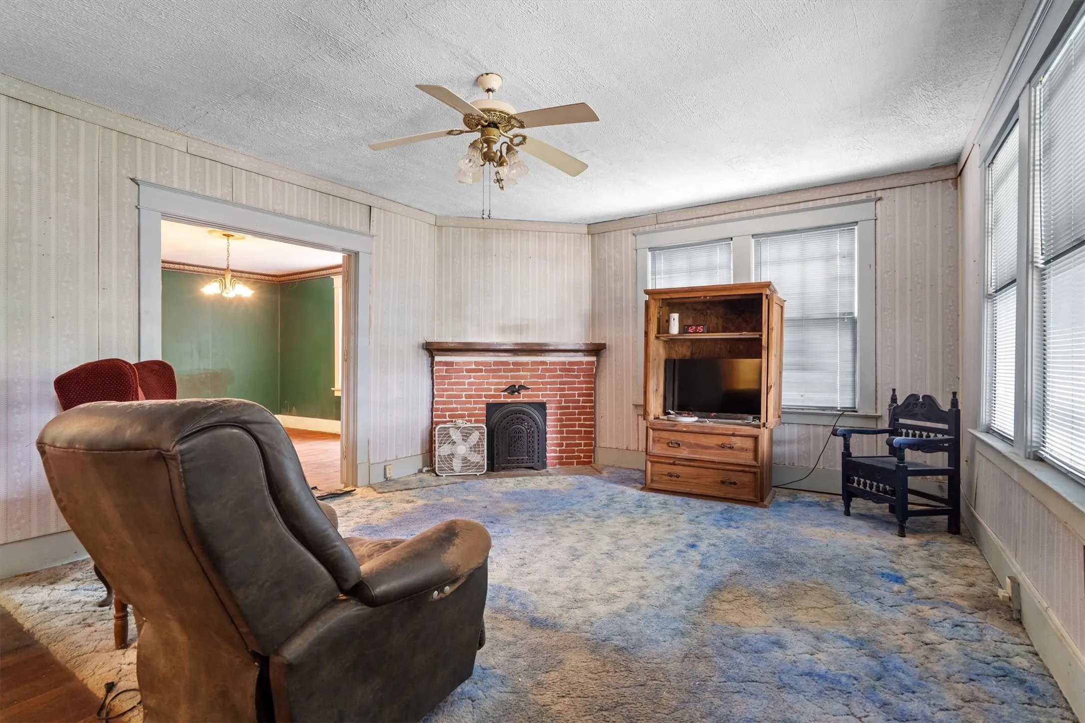 Single Family Residence For Sale in Collin County , 305 Hill Street, Farmersville, Texas 75442, 4 Bedroom, 2 Bathroom, Garage spaces, 3,240 Sqft, built in 1920, Preowned, mls#21024053, Real Estate Agent in Farmersville, Homes For Sale in Collin county, Homes For Sale in Farmersville, Realtor in Farmersville Texas, Real Estate Brokerage Independent Realty Texas, Luminita Cordes Realtor