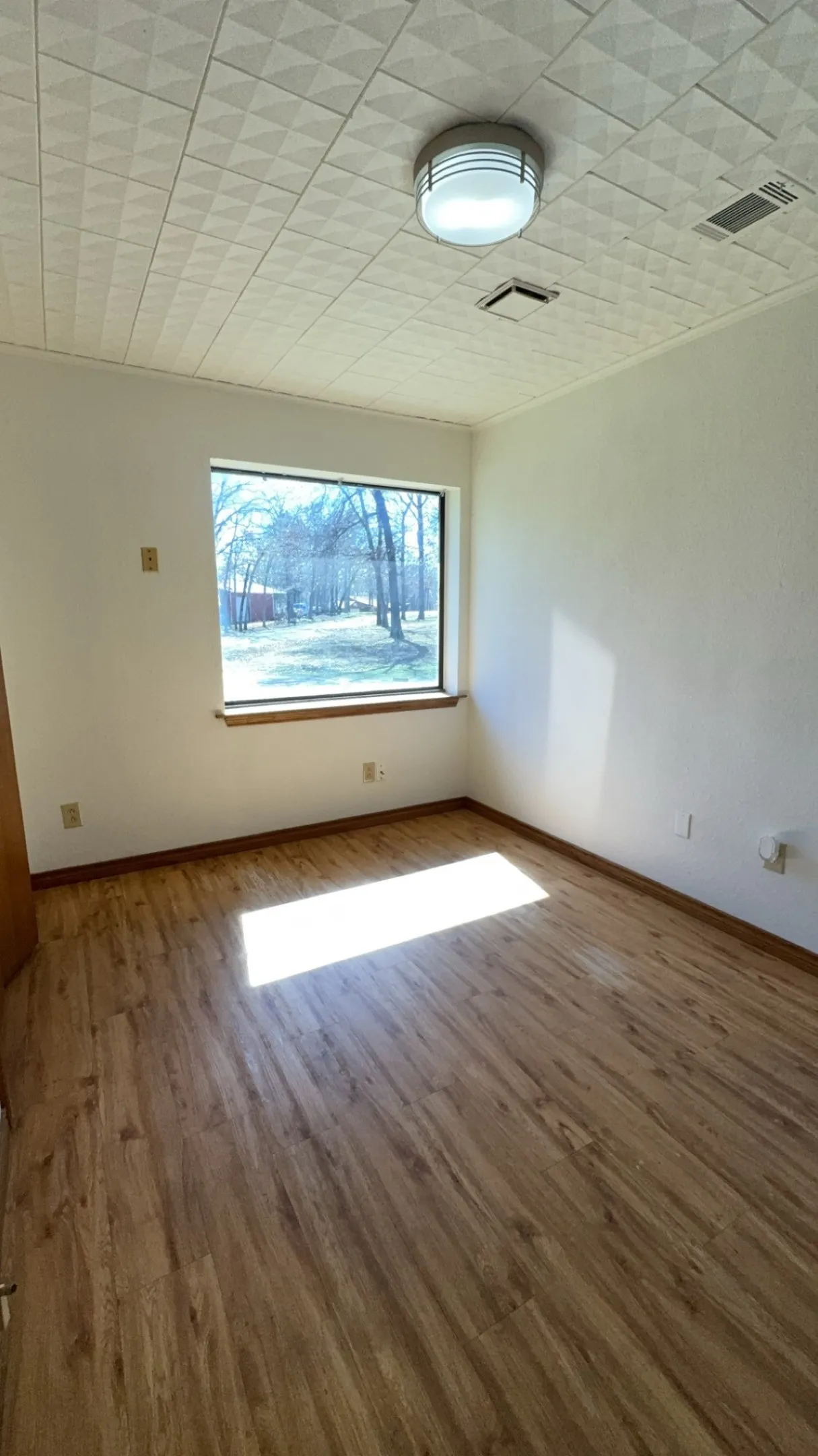 Single Family Residence For Sale in Grayson County , 40 Cumberland Circle, Denison, Texas 75021, 3 Bedroom, 3 Bathroom, 2 Garage spaces, 1,909 Sqft, built in 1985, Preowned, mls#21059924, Real Estate Agent in Denison, Homes For Sale in Grayson county, Homes For Sale in Denison, Realtor in Denison Texas, Real Estate Brokerage Independent Realty Texas, Luminita Cordes Realtor