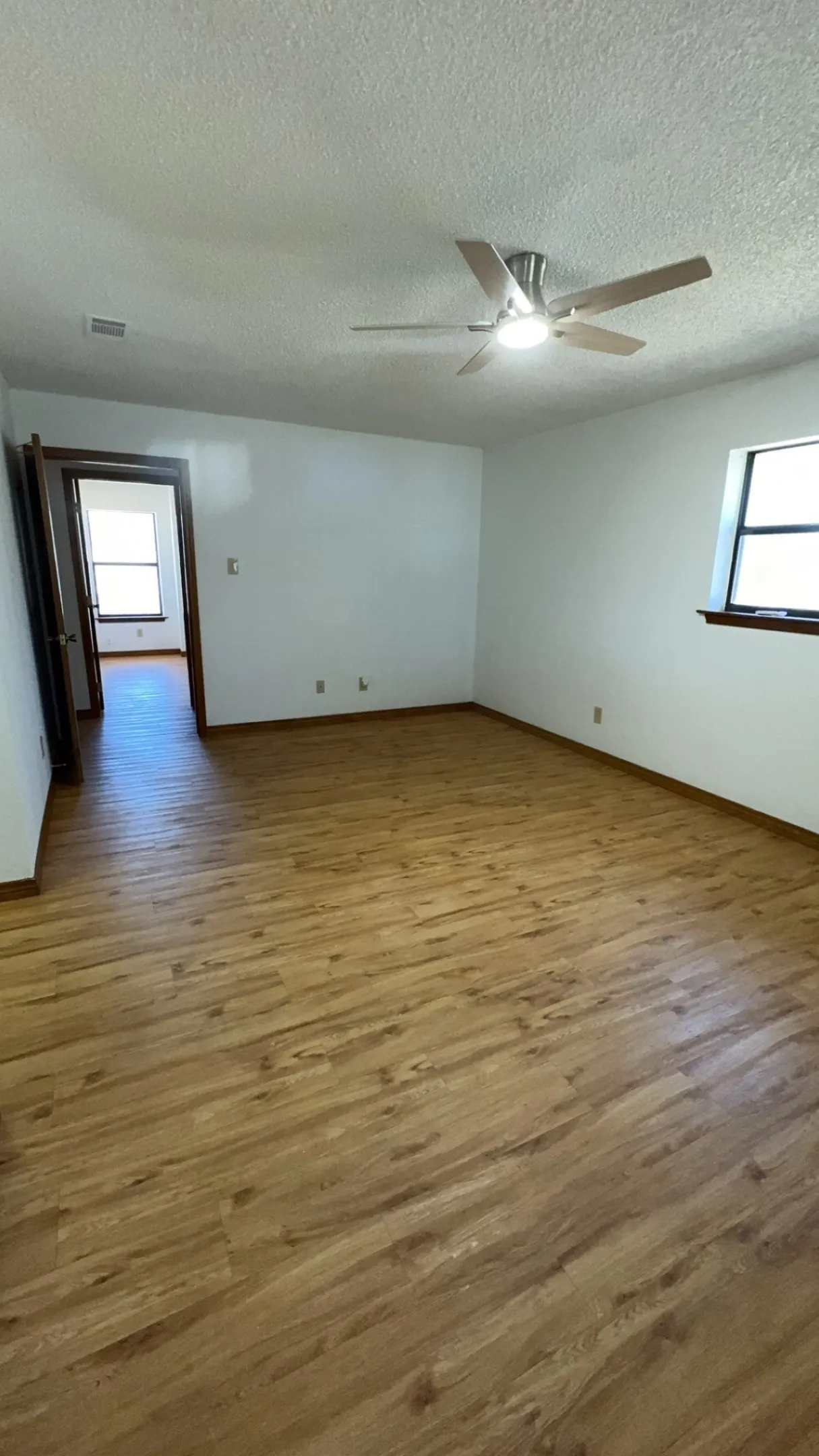 Single Family Residence For Sale in Grayson County , 40 Cumberland Circle, Denison, Texas 75021, 3 Bedroom, 3 Bathroom, 2 Garage spaces, 1,909 Sqft, built in 1985, Preowned, mls#21059924, Real Estate Agent in Denison, Homes For Sale in Grayson county, Homes For Sale in Denison, Realtor in Denison Texas, Real Estate Brokerage Independent Realty Texas, Luminita Cordes Realtor