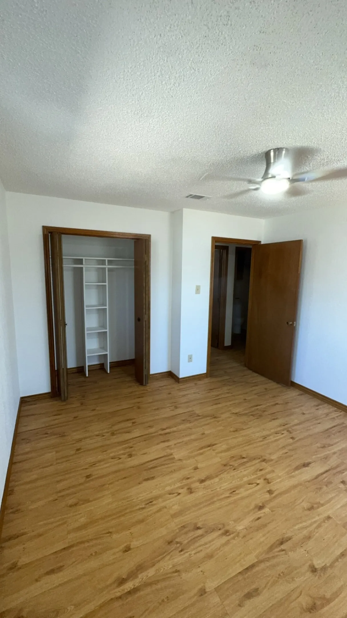 Single Family Residence For Sale in Grayson County , 40 Cumberland Circle, Denison, Texas 75021, 3 Bedroom, 3 Bathroom, 2 Garage spaces, 1,909 Sqft, built in 1985, Preowned, mls#21059924, Real Estate Agent in Denison, Homes For Sale in Grayson county, Homes For Sale in Denison, Realtor in Denison Texas, Real Estate Brokerage Independent Realty Texas, Luminita Cordes Realtor