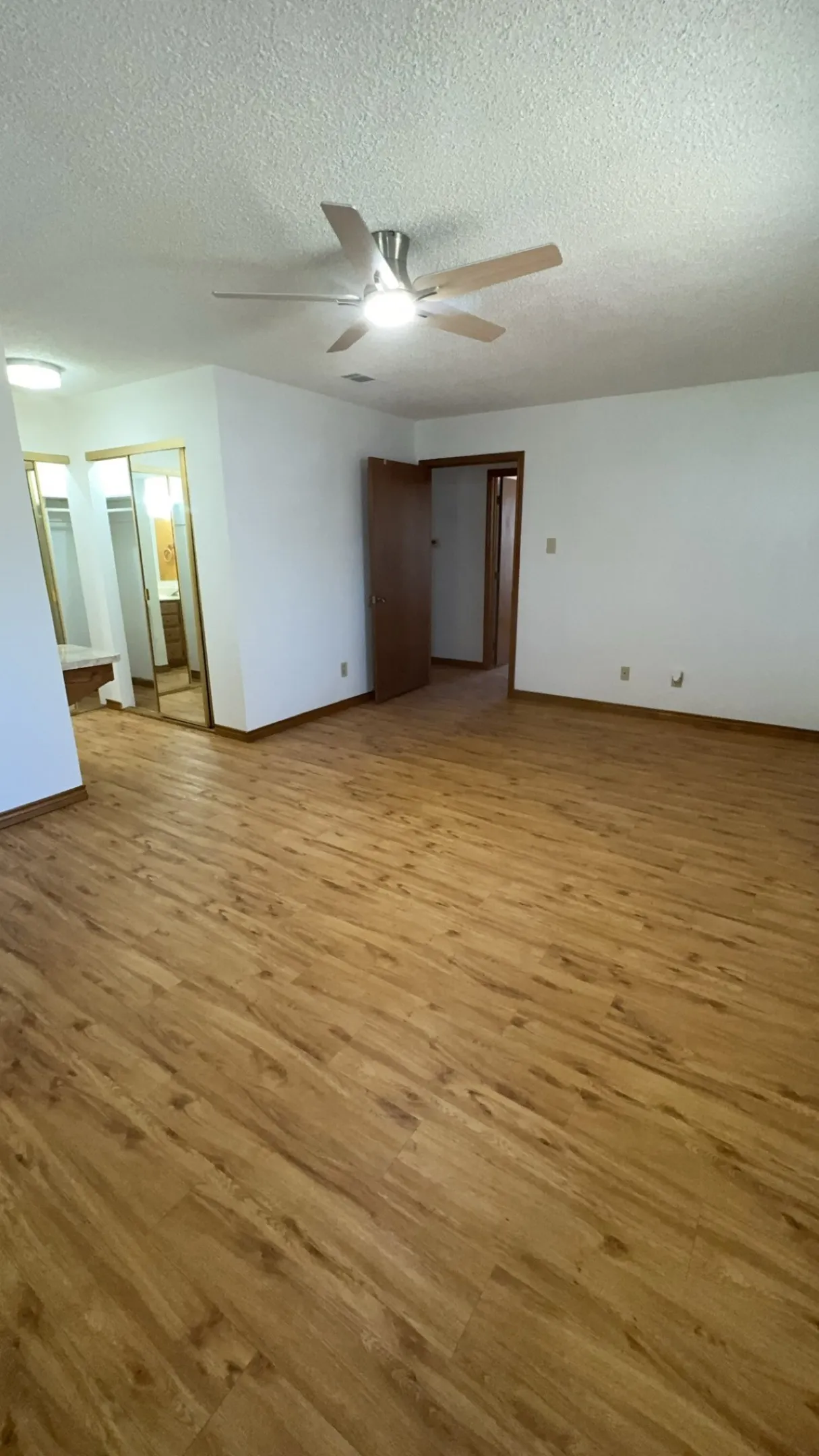 Single Family Residence For Sale in Grayson County , 40 Cumberland Circle, Denison, Texas 75021, 3 Bedroom, 3 Bathroom, 2 Garage spaces, 1,909 Sqft, built in 1985, Preowned, mls#21059924, Real Estate Agent in Denison, Homes For Sale in Grayson county, Homes For Sale in Denison, Realtor in Denison Texas, Real Estate Brokerage Independent Realty Texas, Luminita Cordes Realtor
