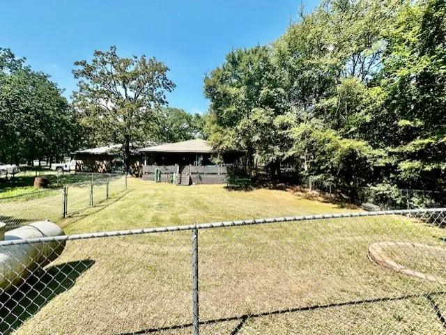 Single Family Residence For Sale in Grayson County , 40 Cumberland Circle, Denison, Texas 75021, 3 Bedroom, 3 Bathroom, 2 Garage spaces, 1,909 Sqft, built in 1985, Preowned, mls#21059924, Real Estate Agent in Denison, Homes For Sale in Grayson county, Homes For Sale in Denison, Realtor in Denison Texas, Real Estate Brokerage Independent Realty Texas, Luminita Cordes Realtor