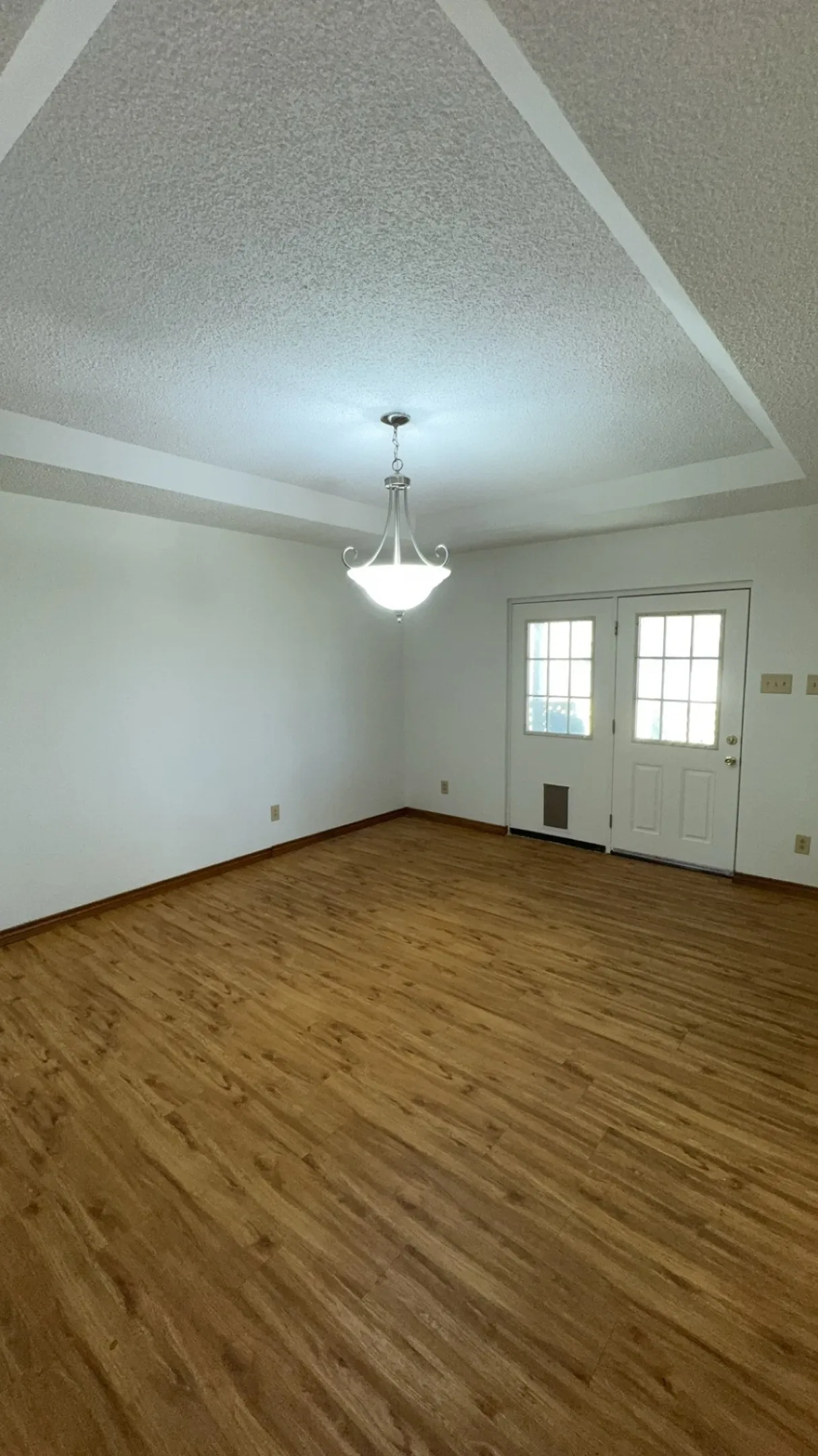 Single Family Residence For Sale in Grayson County , 40 Cumberland Circle, Denison, Texas 75021, 3 Bedroom, 3 Bathroom, 2 Garage spaces, 1,909 Sqft, built in 1985, Preowned, mls#21059924, Real Estate Agent in Denison, Homes For Sale in Grayson county, Homes For Sale in Denison, Realtor in Denison Texas, Real Estate Brokerage Independent Realty Texas, Luminita Cordes Realtor