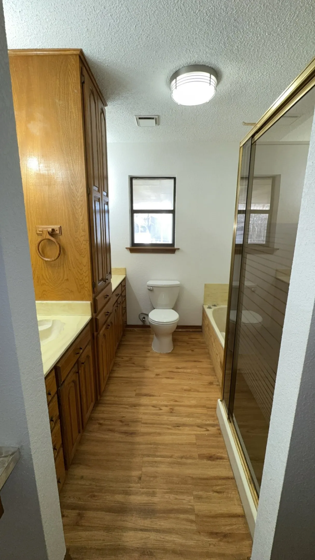 Single Family Residence For Sale in Grayson County , 40 Cumberland Circle, Denison, Texas 75021, 3 Bedroom, 3 Bathroom, 2 Garage spaces, 1,909 Sqft, built in 1985, Preowned, mls#21059924, Real Estate Agent in Denison, Homes For Sale in Grayson county, Homes For Sale in Denison, Realtor in Denison Texas, Real Estate Brokerage Independent Realty Texas, Luminita Cordes Realtor