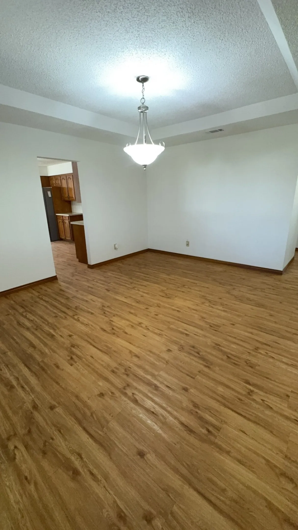 Single Family Residence For Sale in Grayson County , 40 Cumberland Circle, Denison, Texas 75021, 3 Bedroom, 3 Bathroom, 2 Garage spaces, 1,909 Sqft, built in 1985, Preowned, mls#21059924, Real Estate Agent in Denison, Homes For Sale in Grayson county, Homes For Sale in Denison, Realtor in Denison Texas, Real Estate Brokerage Independent Realty Texas, Luminita Cordes Realtor