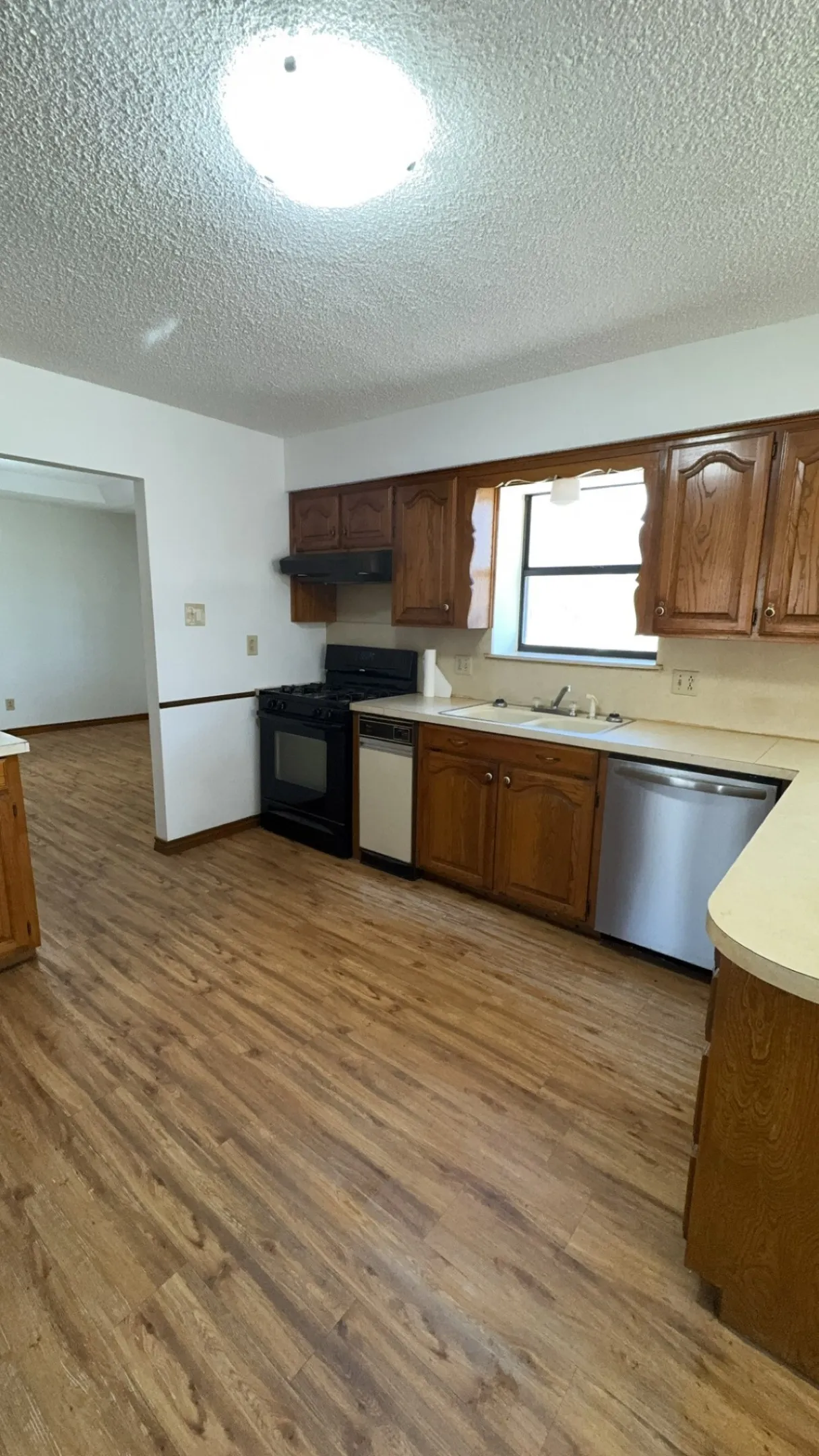 Single Family Residence For Sale in Grayson County , 40 Cumberland Circle, Denison, Texas 75021, 3 Bedroom, 3 Bathroom, 2 Garage spaces, 1,909 Sqft, built in 1985, Preowned, mls#21059924, Real Estate Agent in Denison, Homes For Sale in Grayson county, Homes For Sale in Denison, Realtor in Denison Texas, Real Estate Brokerage Independent Realty Texas, Luminita Cordes Realtor