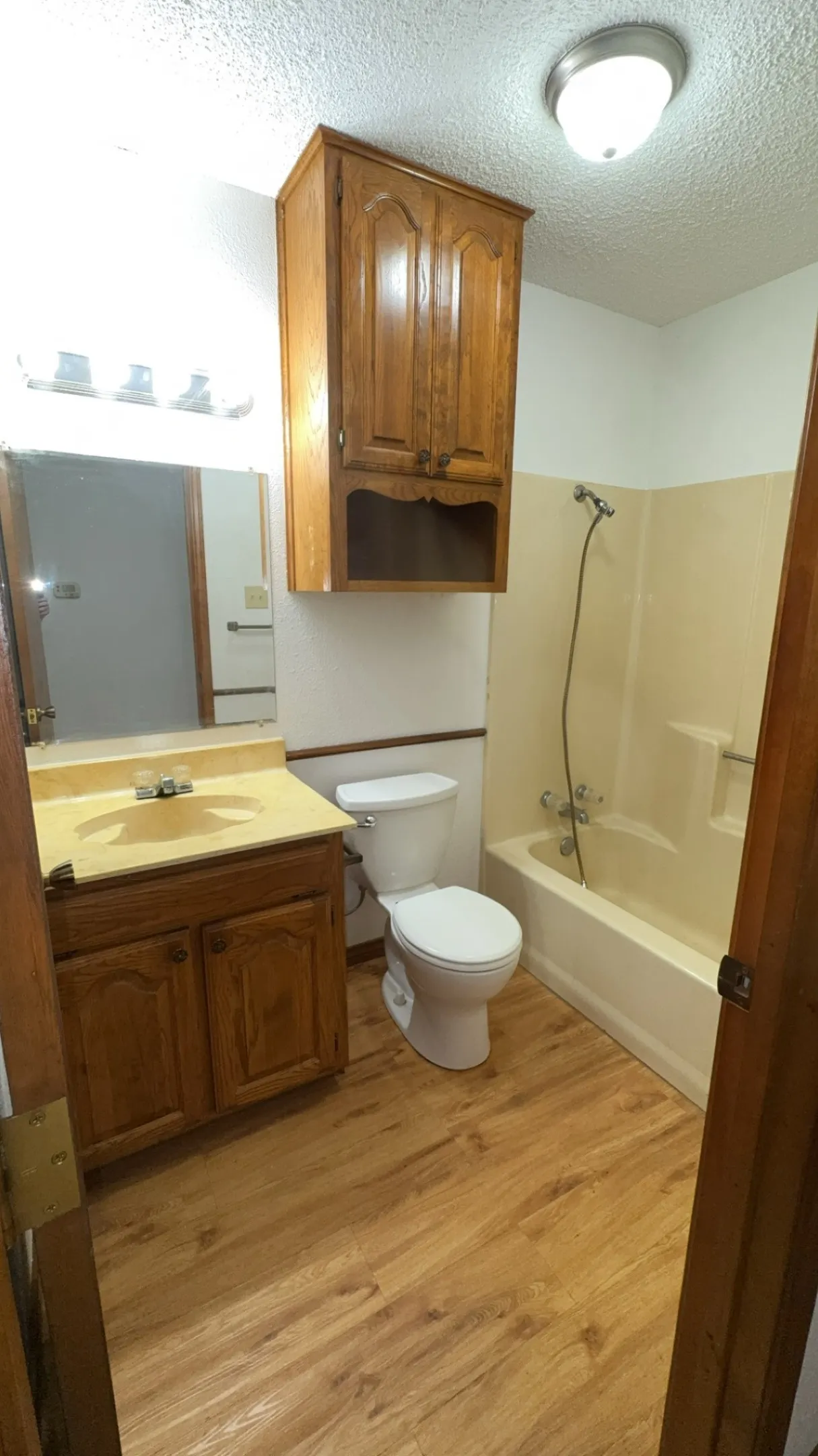 Single Family Residence For Sale in Grayson County , 40 Cumberland Circle, Denison, Texas 75021, 3 Bedroom, 3 Bathroom, 2 Garage spaces, 1,909 Sqft, built in 1985, Preowned, mls#21059924, Real Estate Agent in Denison, Homes For Sale in Grayson county, Homes For Sale in Denison, Realtor in Denison Texas, Real Estate Brokerage Independent Realty Texas, Luminita Cordes Realtor
