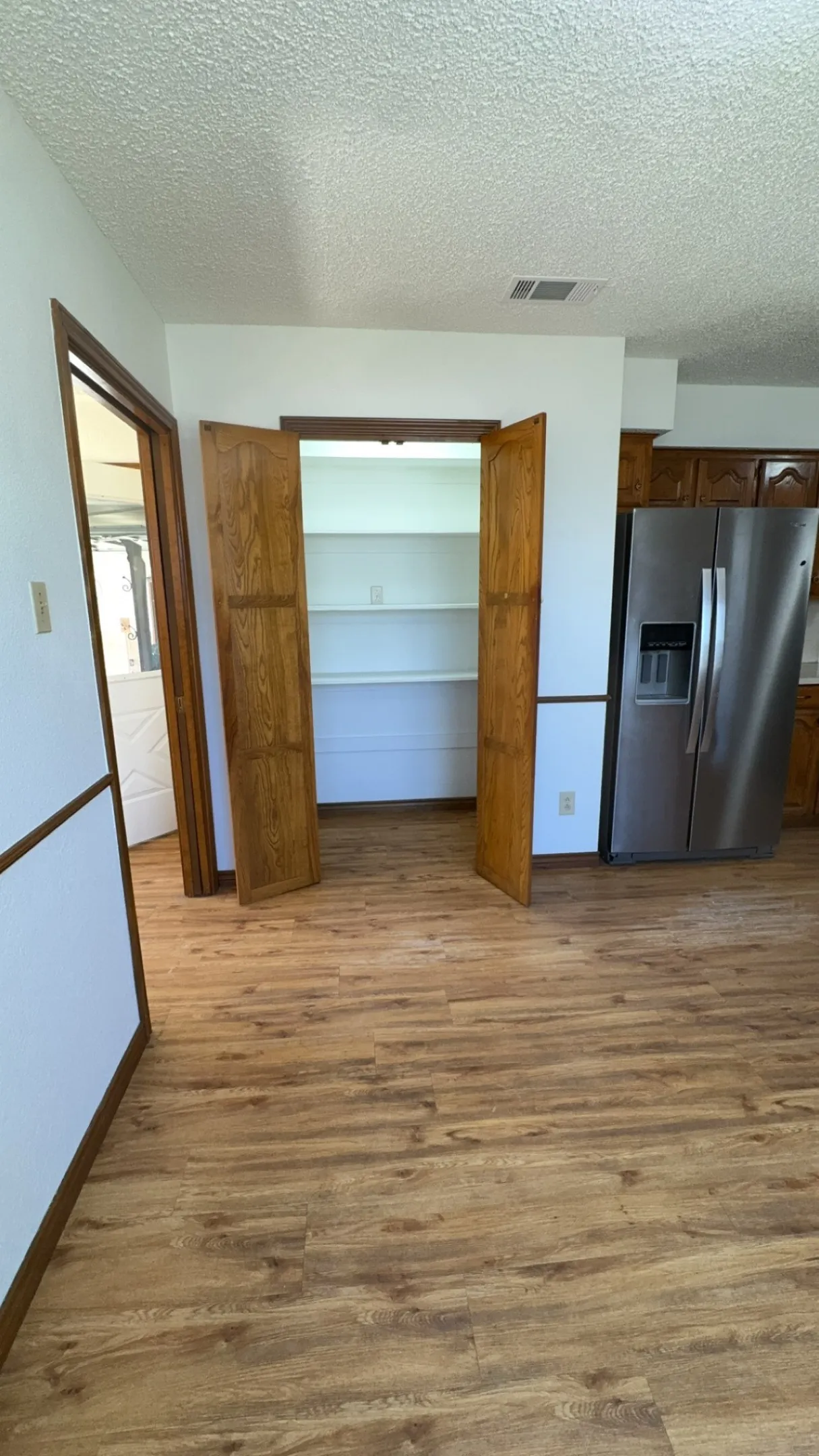 Single Family Residence For Sale in Grayson County , 40 Cumberland Circle, Denison, Texas 75021, 3 Bedroom, 3 Bathroom, 2 Garage spaces, 1,909 Sqft, built in 1985, Preowned, mls#21059924, Real Estate Agent in Denison, Homes For Sale in Grayson county, Homes For Sale in Denison, Realtor in Denison Texas, Real Estate Brokerage Independent Realty Texas, Luminita Cordes Realtor