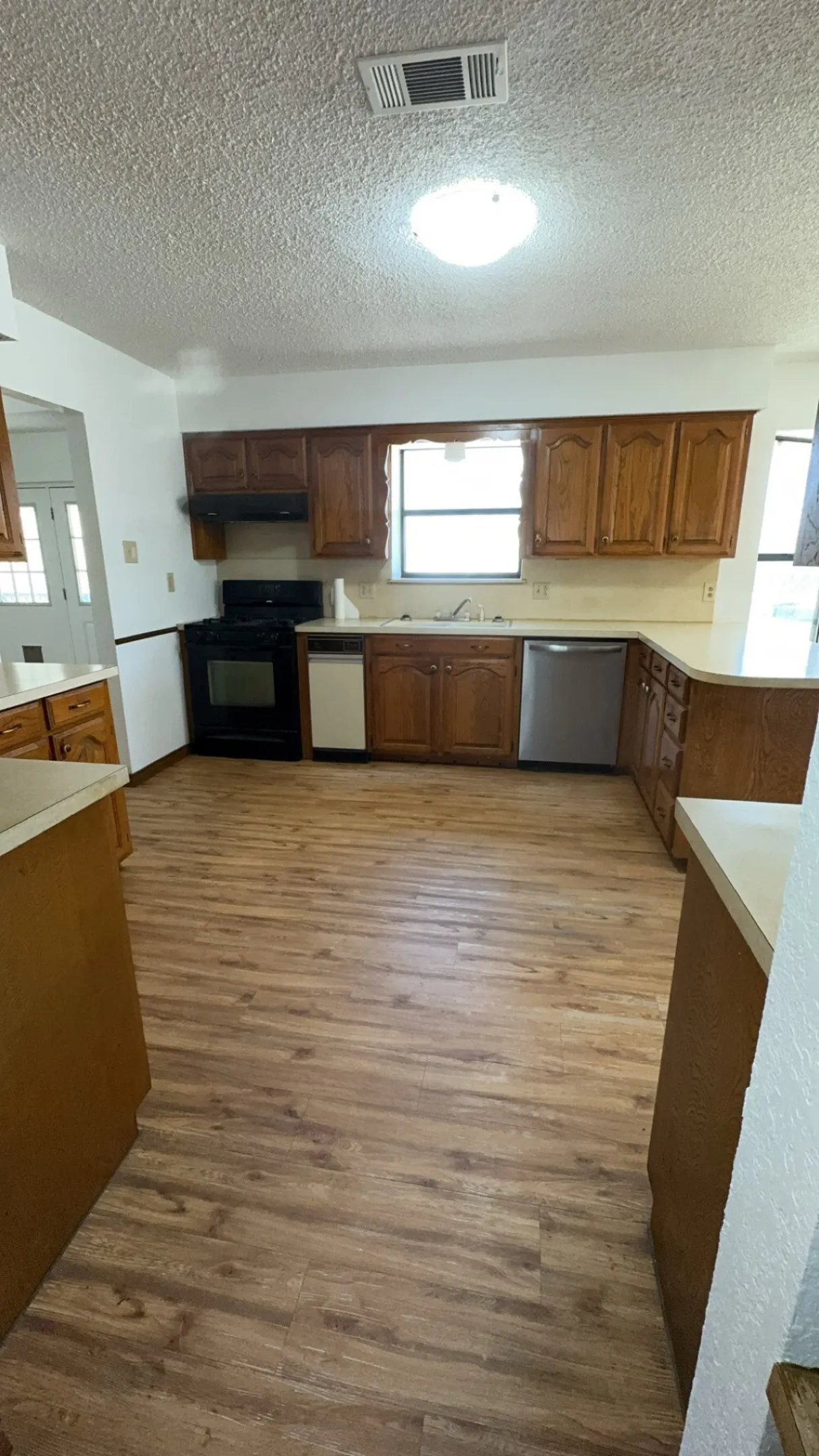 Single Family Residence For Sale in Grayson County , 40 Cumberland Circle, Denison, Texas 75021, 3 Bedroom, 3 Bathroom, 2 Garage spaces, 1,909 Sqft, built in 1985, Preowned, mls#21059924, Real Estate Agent in Denison, Homes For Sale in Grayson county, Homes For Sale in Denison, Realtor in Denison Texas, Real Estate Brokerage Independent Realty Texas, Luminita Cordes Realtor