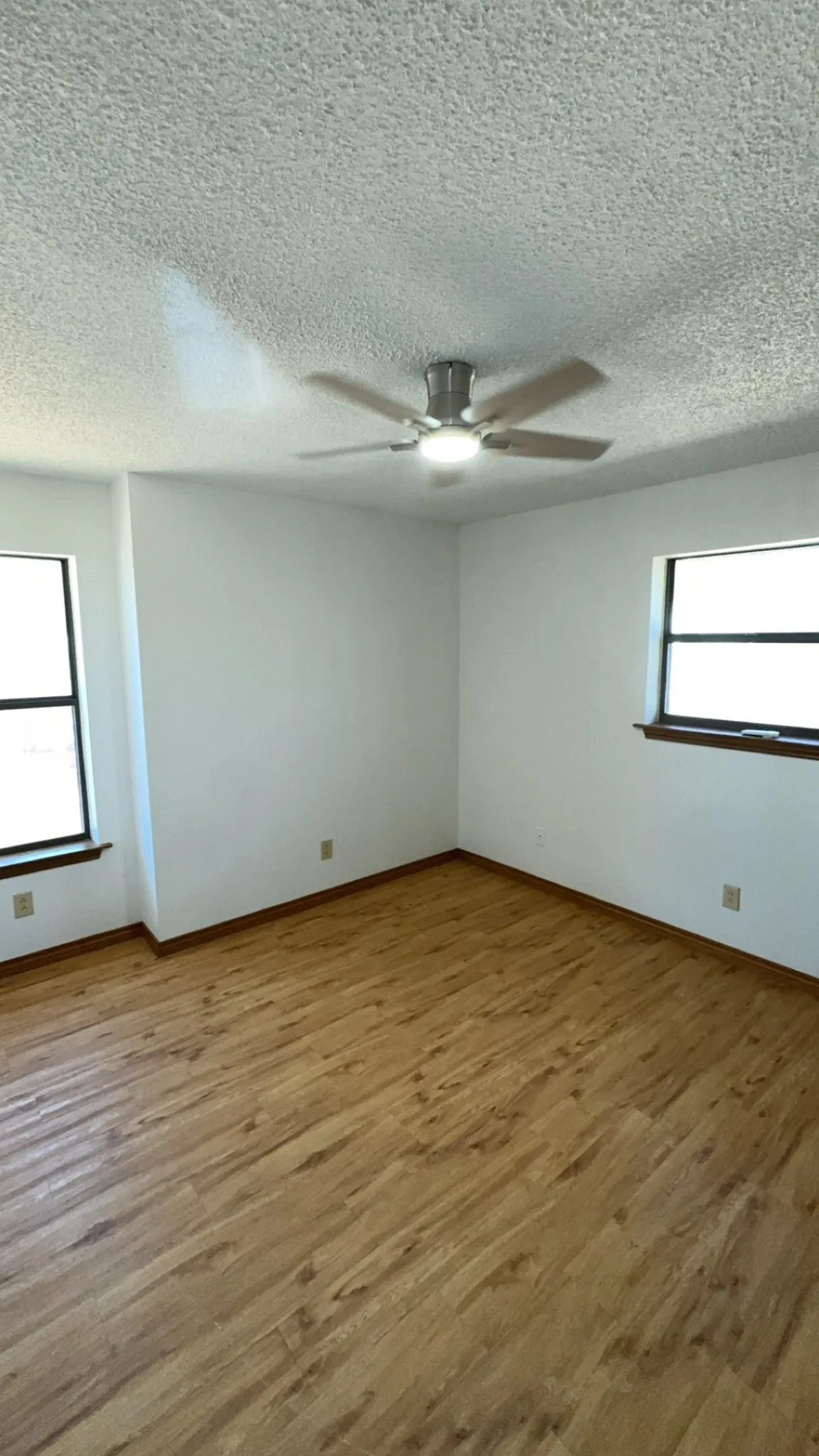 Single Family Residence For Sale in Grayson County , 40 Cumberland Circle, Denison, Texas 75021, 3 Bedroom, 3 Bathroom, 2 Garage spaces, 1,909 Sqft, built in 1985, Preowned, mls#21059924, Real Estate Agent in Denison, Homes For Sale in Grayson county, Homes For Sale in Denison, Realtor in Denison Texas, Real Estate Brokerage Independent Realty Texas, Luminita Cordes Realtor