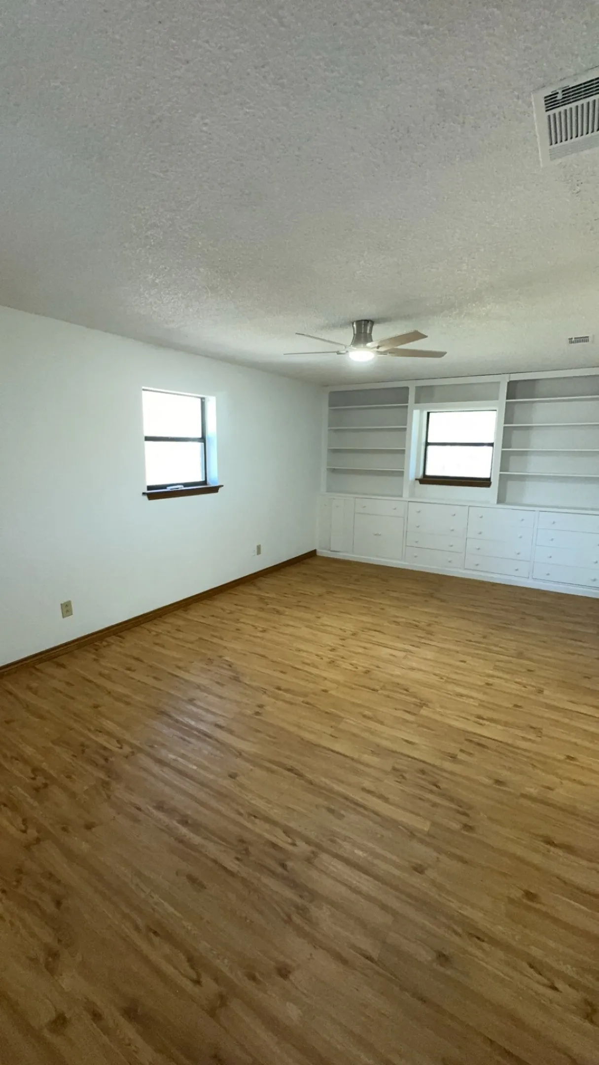 Single Family Residence For Sale in Grayson County , 40 Cumberland Circle, Denison, Texas 75021, 3 Bedroom, 3 Bathroom, 2 Garage spaces, 1,909 Sqft, built in 1985, Preowned, mls#21059924, Real Estate Agent in Denison, Homes For Sale in Grayson county, Homes For Sale in Denison, Realtor in Denison Texas, Real Estate Brokerage Independent Realty Texas, Luminita Cordes Realtor