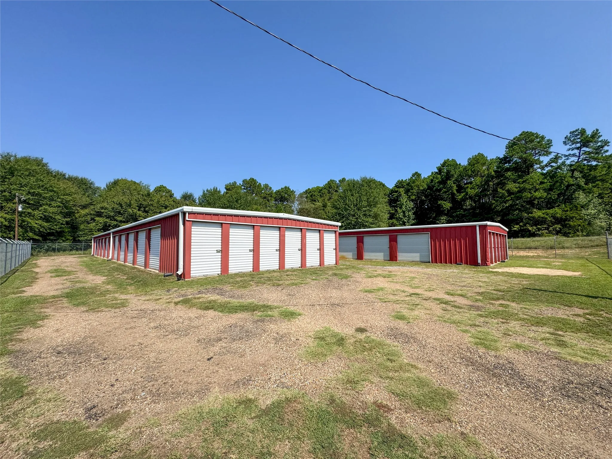 View of yard featuring an outbuilding
