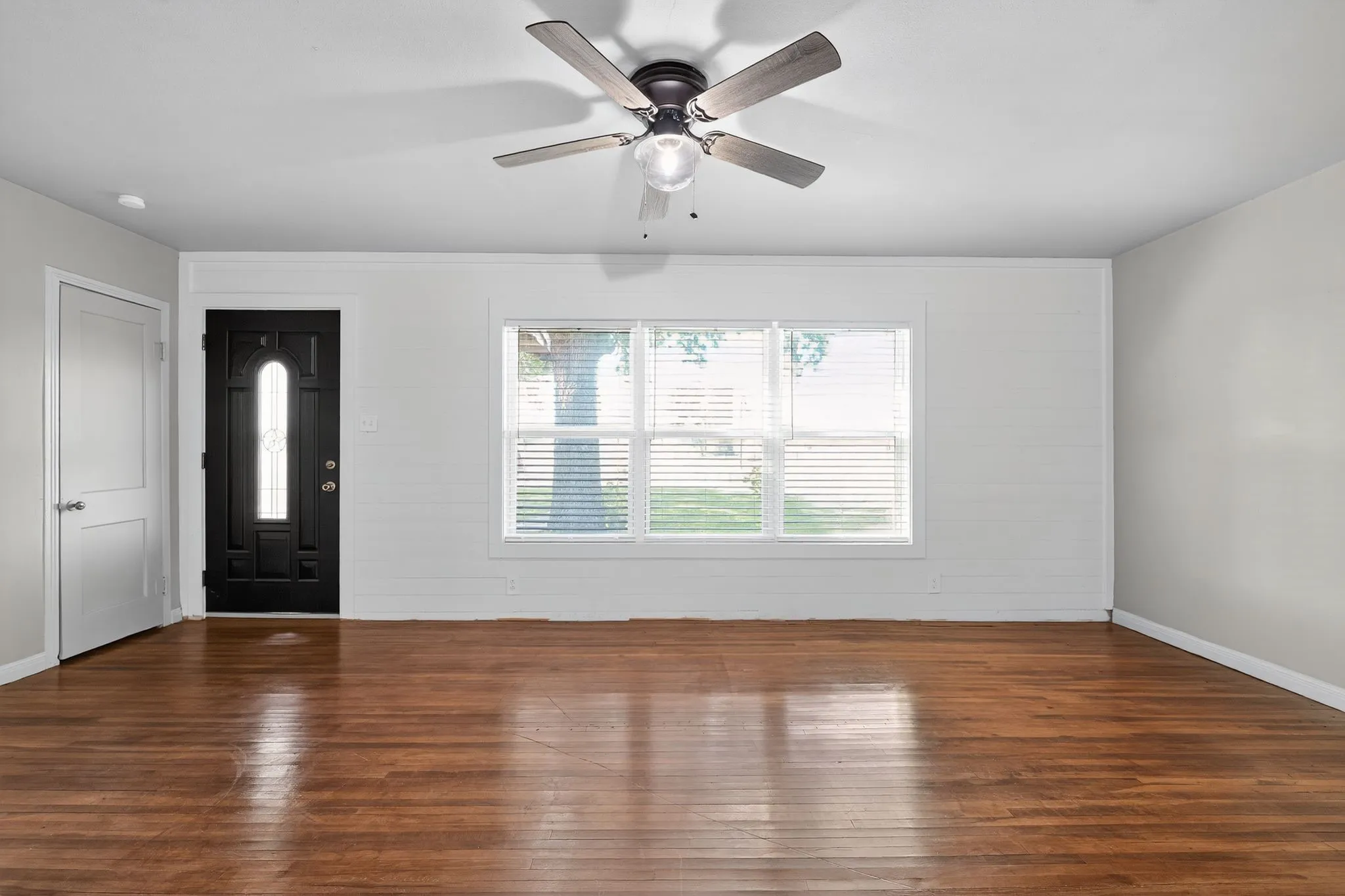 Foyer featuring dark wood-style flooring and a ceiling fan