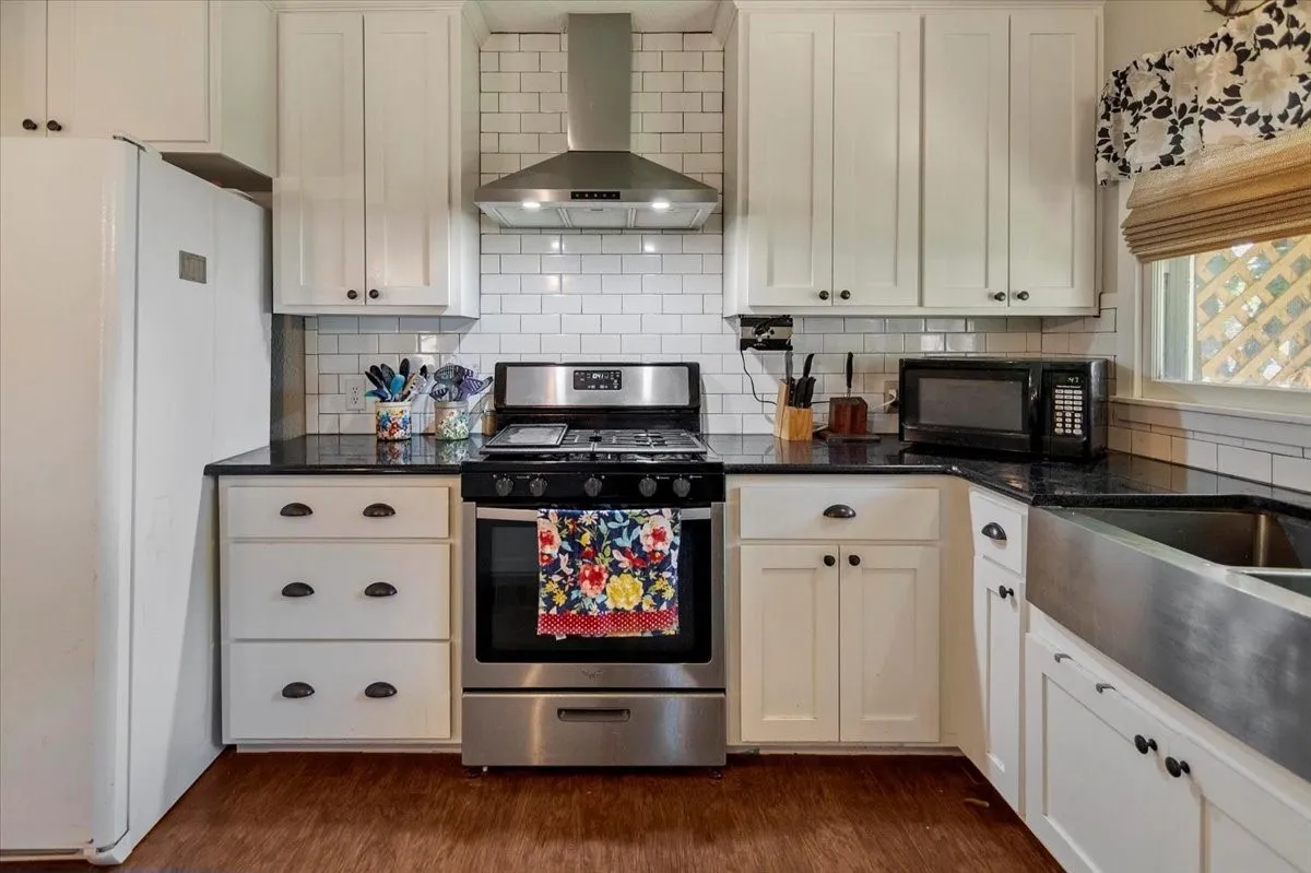 Single Family Residence For Sale in Mc Culloch County , 604 W 15th Street, Brady, Texas 76825, 4 Bedroom, 3 Bathroom, Garage spaces, 2,156 Sqft, built in 1960, Preowned, mls#21050813, Real Estate Agent in Brady, Homes For Sale in Mc Culloch county, Homes For Sale in Brady, Realtor in Brady Texas, Real Estate Brokerage Independent Realty Texas, Luminita Cordes Realtor