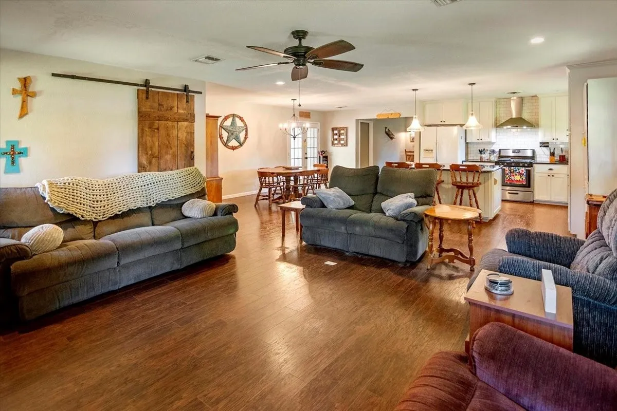 Single Family Residence For Sale in Mc Culloch County , 604 W 15th Street, Brady, Texas 76825, 4 Bedroom, 3 Bathroom, Garage spaces, 2,156 Sqft, built in 1960, Preowned, mls#21050813, Real Estate Agent in Brady, Homes For Sale in Mc Culloch county, Homes For Sale in Brady, Realtor in Brady Texas, Real Estate Brokerage Independent Realty Texas, Luminita Cordes Realtor