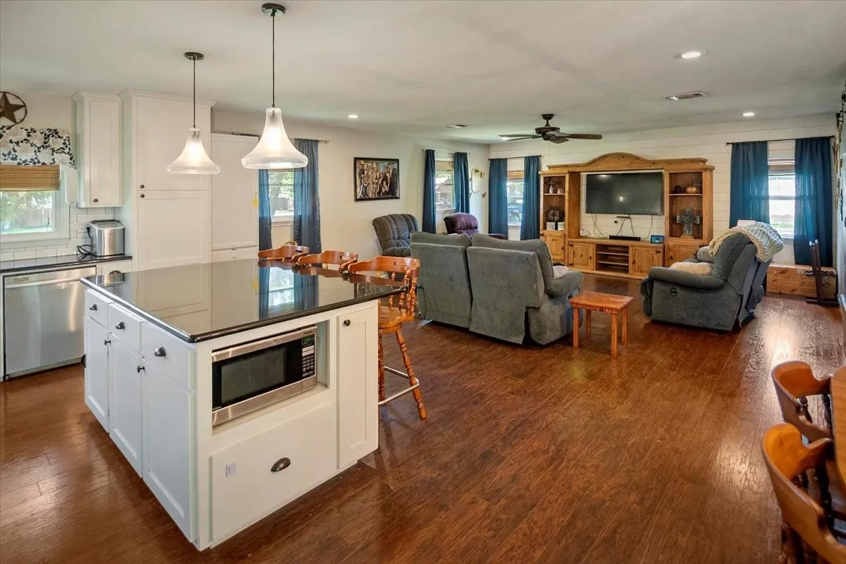 Single Family Residence For Sale in Mc Culloch County , 604 W 15th Street, Brady, Texas 76825, 4 Bedroom, 3 Bathroom, Garage spaces, 2,156 Sqft, built in 1960, Preowned, mls#21050813, Real Estate Agent in Brady, Homes For Sale in Mc Culloch county, Homes For Sale in Brady, Realtor in Brady Texas, Real Estate Brokerage Independent Realty Texas, Luminita Cordes Realtor