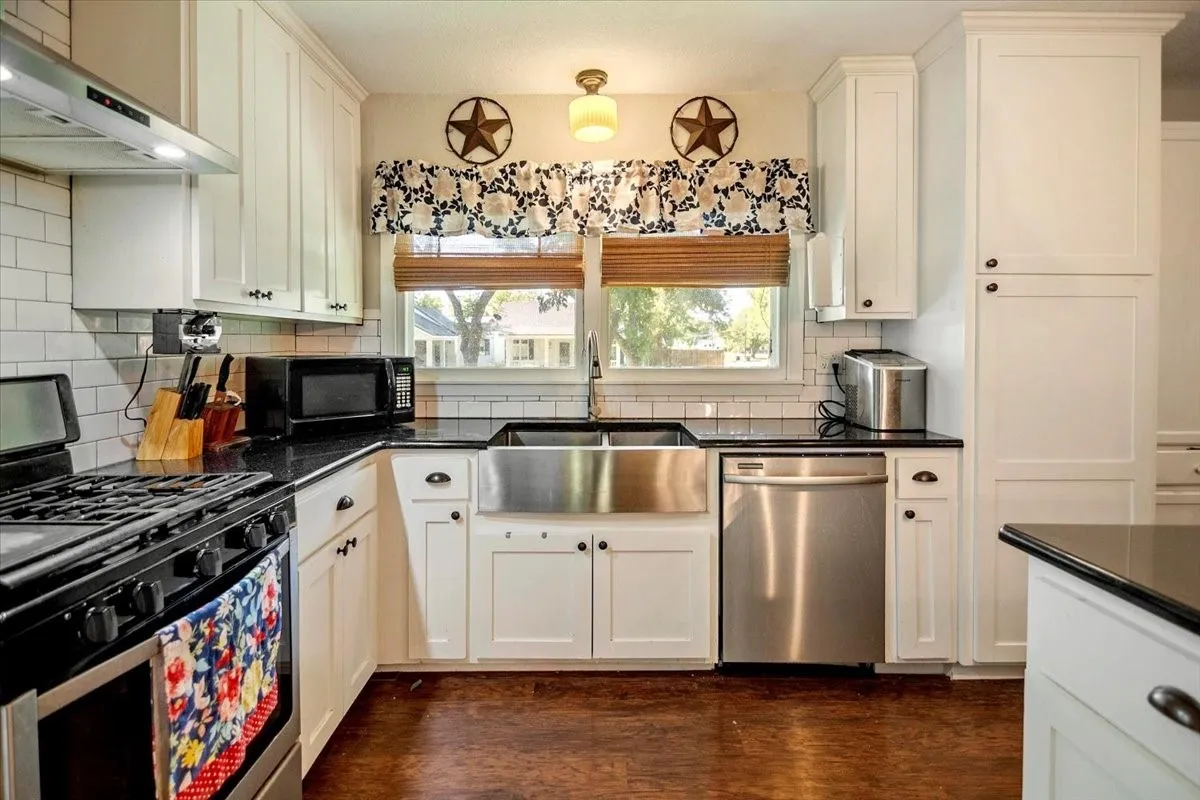 Single Family Residence For Sale in Mc Culloch County , 604 W 15th Street, Brady, Texas 76825, 4 Bedroom, 3 Bathroom, Garage spaces, 2,156 Sqft, built in 1960, Preowned, mls#21050813, Real Estate Agent in Brady, Homes For Sale in Mc Culloch county, Homes For Sale in Brady, Realtor in Brady Texas, Real Estate Brokerage Independent Realty Texas, Luminita Cordes Realtor