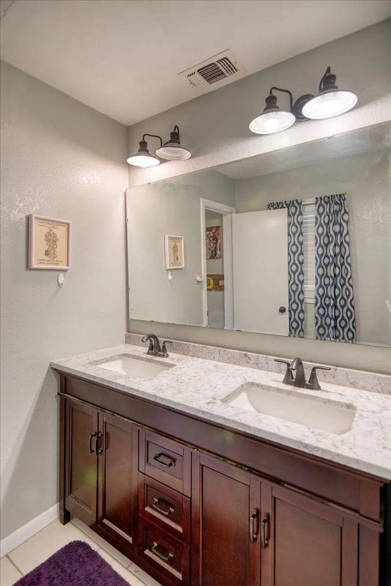 Single Family Residence For Sale in Mc Culloch County , 604 W 15th Street, Brady, Texas 76825, 4 Bedroom, 3 Bathroom, Garage spaces, 2,156 Sqft, built in 1960, Preowned, mls#21050813, Real Estate Agent in Brady, Homes For Sale in Mc Culloch county, Homes For Sale in Brady, Realtor in Brady Texas, Real Estate Brokerage Independent Realty Texas, Luminita Cordes Realtor