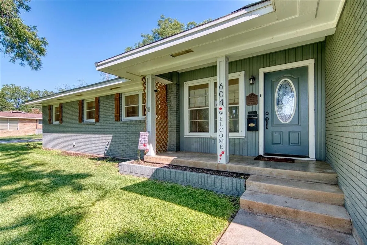 Single Family Residence For Sale in Mc Culloch County , 604 W 15th Street, Brady, Texas 76825, 4 Bedroom, 3 Bathroom, Garage spaces, 2,156 Sqft, built in 1960, Preowned, mls#21050813, Real Estate Agent in Brady, Homes For Sale in Mc Culloch county, Homes For Sale in Brady, Realtor in Brady Texas, Real Estate Brokerage Independent Realty Texas, Luminita Cordes Realtor