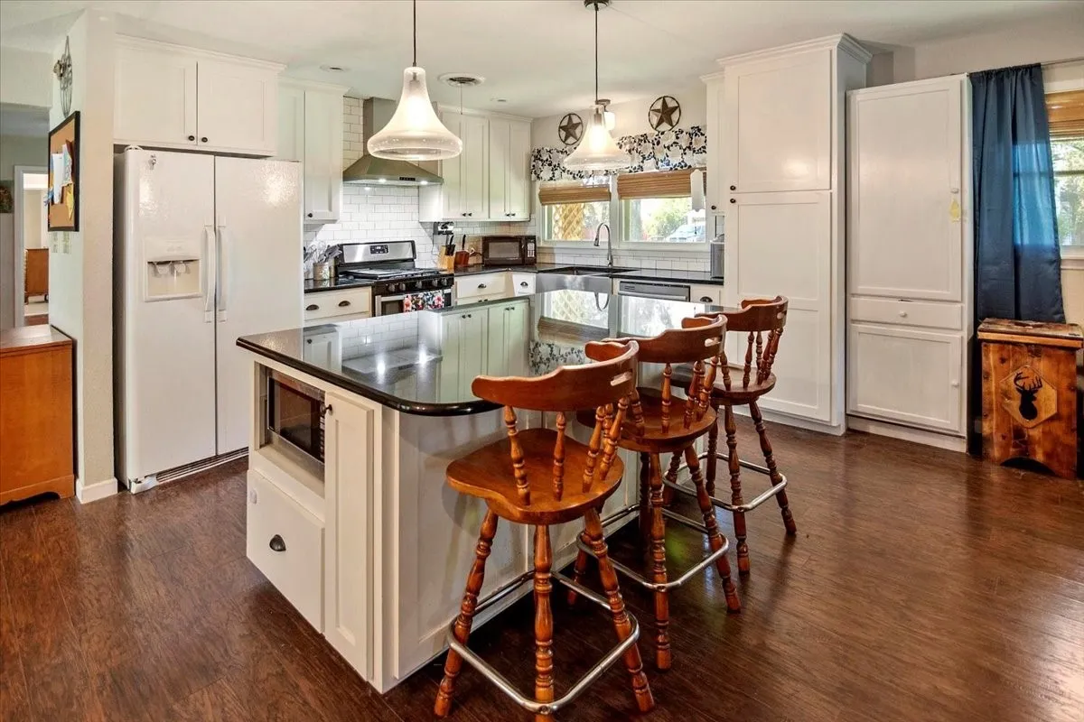 Single Family Residence For Sale in Mc Culloch County , 604 W 15th Street, Brady, Texas 76825, 4 Bedroom, 3 Bathroom, Garage spaces, 2,156 Sqft, built in 1960, Preowned, mls#21050813, Real Estate Agent in Brady, Homes For Sale in Mc Culloch county, Homes For Sale in Brady, Realtor in Brady Texas, Real Estate Brokerage Independent Realty Texas, Luminita Cordes Realtor