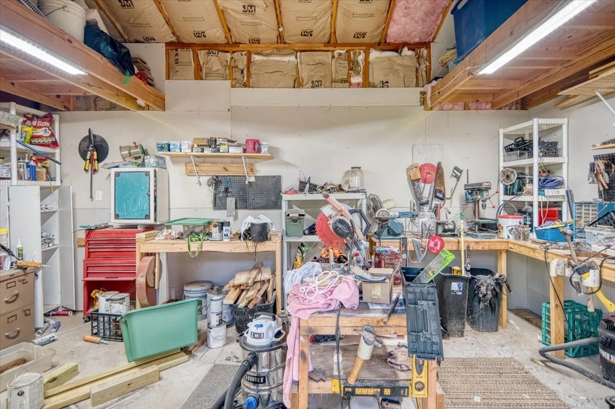 Single Family Residence For Sale in Mc Culloch County , 604 W 15th Street, Brady, Texas 76825, 4 Bedroom, 3 Bathroom, Garage spaces, 2,156 Sqft, built in 1960, Preowned, mls#21050813, Real Estate Agent in Brady, Homes For Sale in Mc Culloch county, Homes For Sale in Brady, Realtor in Brady Texas, Real Estate Brokerage Independent Realty Texas, Luminita Cordes Realtor
