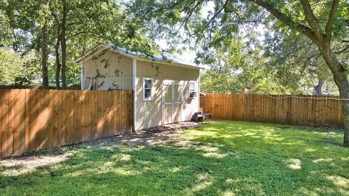 Single Family Residence For Sale in Mc Culloch County , 604 W 15th Street, Brady, Texas 76825, 4 Bedroom, 3 Bathroom, Garage spaces, 2,156 Sqft, built in 1960, Preowned, mls#21050813, Real Estate Agent in Brady, Homes For Sale in Mc Culloch county, Homes For Sale in Brady, Realtor in Brady Texas, Real Estate Brokerage Independent Realty Texas, Luminita Cordes Realtor