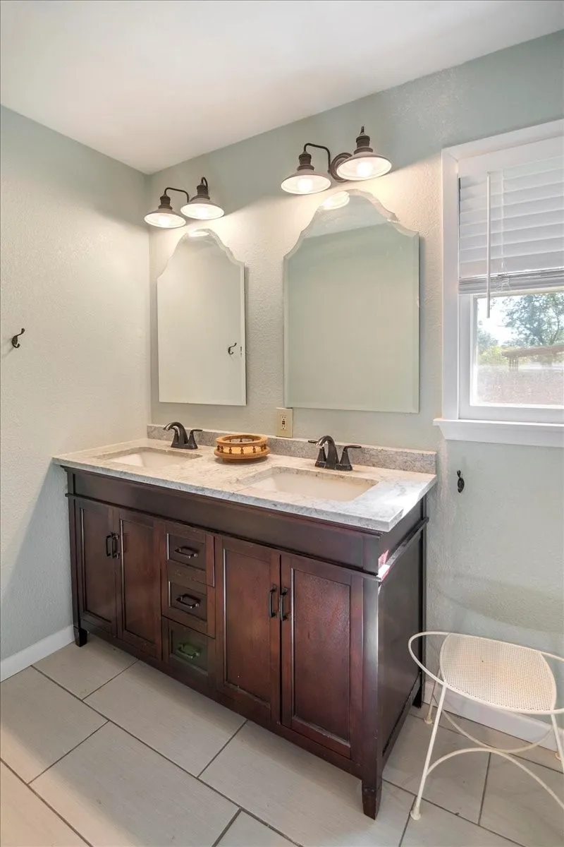 Single Family Residence For Sale in Mc Culloch County , 604 W 15th Street, Brady, Texas 76825, 4 Bedroom, 3 Bathroom, Garage spaces, 2,156 Sqft, built in 1960, Preowned, mls#21050813, Real Estate Agent in Brady, Homes For Sale in Mc Culloch county, Homes For Sale in Brady, Realtor in Brady Texas, Real Estate Brokerage Independent Realty Texas, Luminita Cordes Realtor