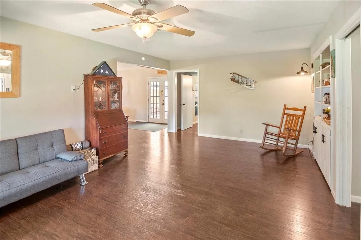 Single Family Residence For Sale in Mc Culloch County , 604 W 15th Street, Brady, Texas 76825, 4 Bedroom, 3 Bathroom, Garage spaces, 2,156 Sqft, built in 1960, Preowned, mls#21050813, Real Estate Agent in Brady, Homes For Sale in Mc Culloch county, Homes For Sale in Brady, Realtor in Brady Texas, Real Estate Brokerage Independent Realty Texas, Luminita Cordes Realtor