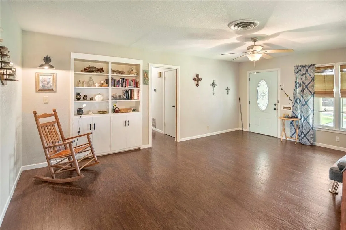 Single Family Residence For Sale in Mc Culloch County , 604 W 15th Street, Brady, Texas 76825, 4 Bedroom, 3 Bathroom, Garage spaces, 2,156 Sqft, built in 1960, Preowned, mls#21050813, Real Estate Agent in Brady, Homes For Sale in Mc Culloch county, Homes For Sale in Brady, Realtor in Brady Texas, Real Estate Brokerage Independent Realty Texas, Luminita Cordes Realtor