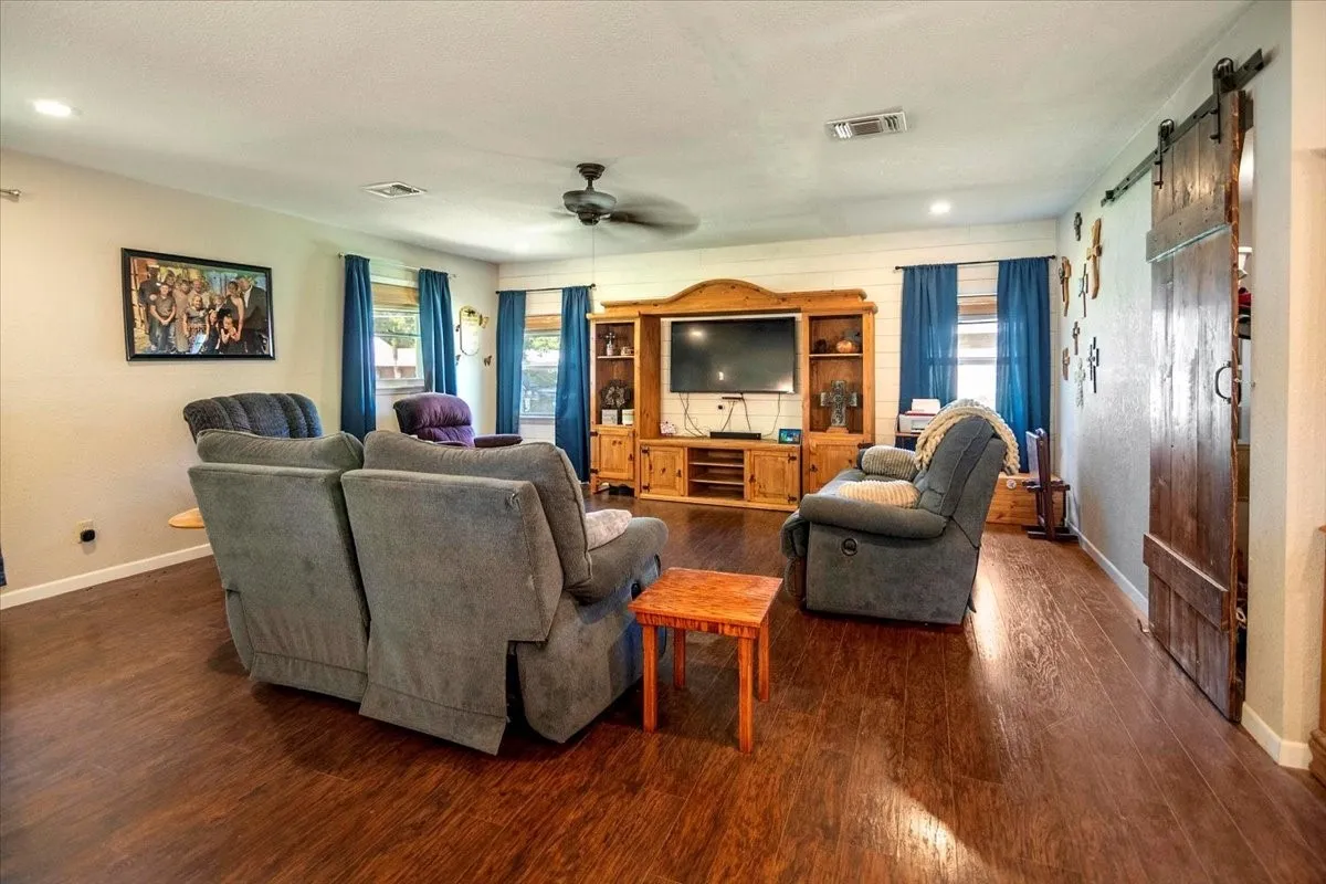 Single Family Residence For Sale in Mc Culloch County , 604 W 15th Street, Brady, Texas 76825, 4 Bedroom, 3 Bathroom, Garage spaces, 2,156 Sqft, built in 1960, Preowned, mls#21050813, Real Estate Agent in Brady, Homes For Sale in Mc Culloch county, Homes For Sale in Brady, Realtor in Brady Texas, Real Estate Brokerage Independent Realty Texas, Luminita Cordes Realtor