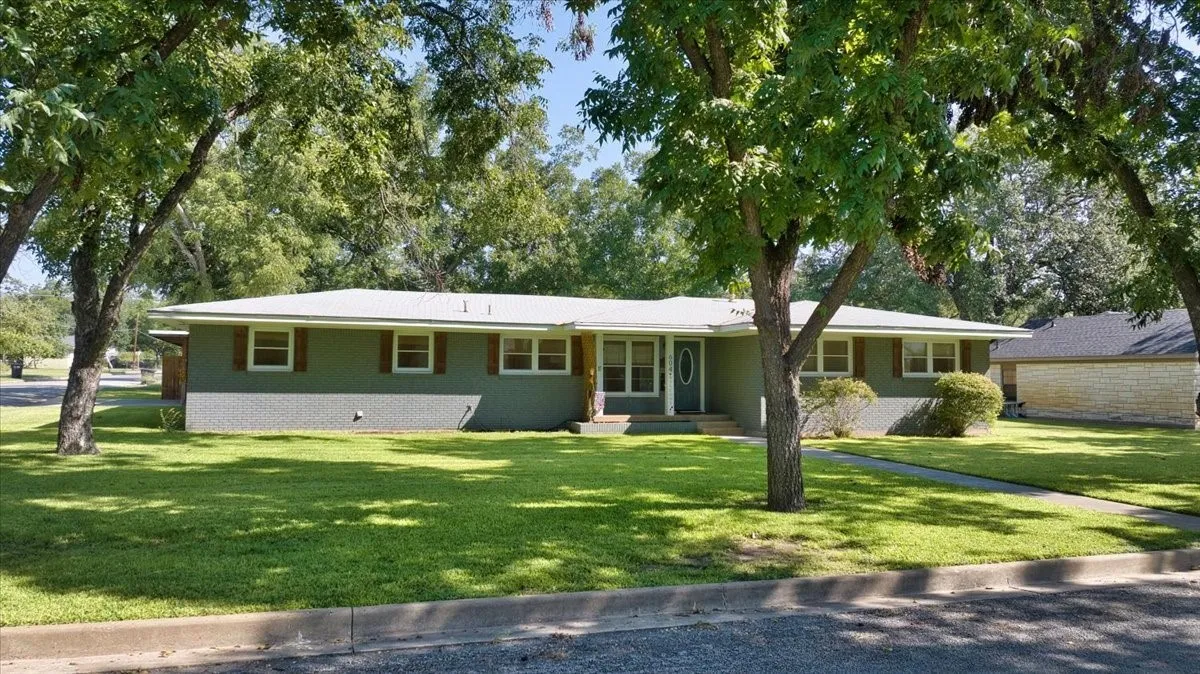 Single Family Residence For Sale in Mc Culloch County , 604 W 15th Street, Brady, Texas 76825, 4 Bedroom, 3 Bathroom, Garage spaces, 2,156 Sqft, built in 1960, Preowned, mls#21050813, Real Estate Agent in Brady, Homes For Sale in Mc Culloch county, Homes For Sale in Brady, Realtor in Brady Texas, Real Estate Brokerage Independent Realty Texas, Luminita Cordes Realtor