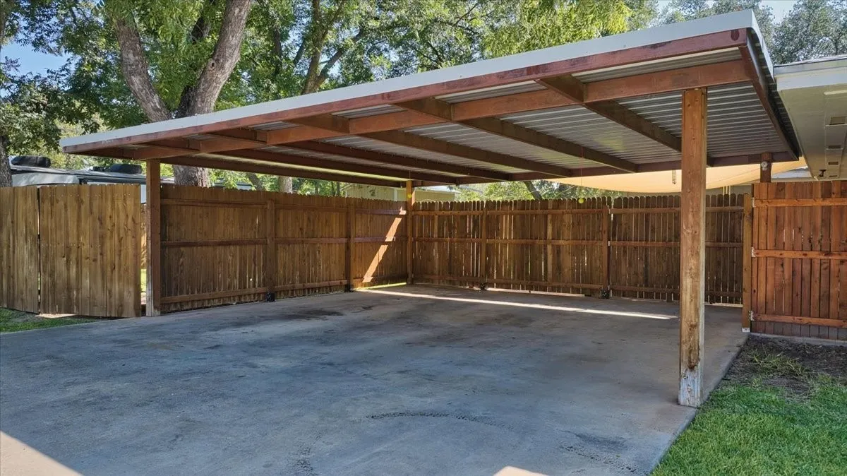 Single Family Residence For Sale in Mc Culloch County , 604 W 15th Street, Brady, Texas 76825, 4 Bedroom, 3 Bathroom, Garage spaces, 2,156 Sqft, built in 1960, Preowned, mls#21050813, Real Estate Agent in Brady, Homes For Sale in Mc Culloch county, Homes For Sale in Brady, Realtor in Brady Texas, Real Estate Brokerage Independent Realty Texas, Luminita Cordes Realtor