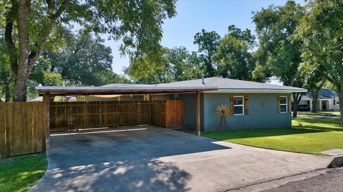 Single Family Residence For Sale in Mc Culloch County , 604 W 15th Street, Brady, Texas 76825, 4 Bedroom, 3 Bathroom, Garage spaces, 2,156 Sqft, built in 1960, Preowned, mls#21050813, Real Estate Agent in Brady, Homes For Sale in Mc Culloch county, Homes For Sale in Brady, Realtor in Brady Texas, Real Estate Brokerage Independent Realty Texas, Luminita Cordes Realtor