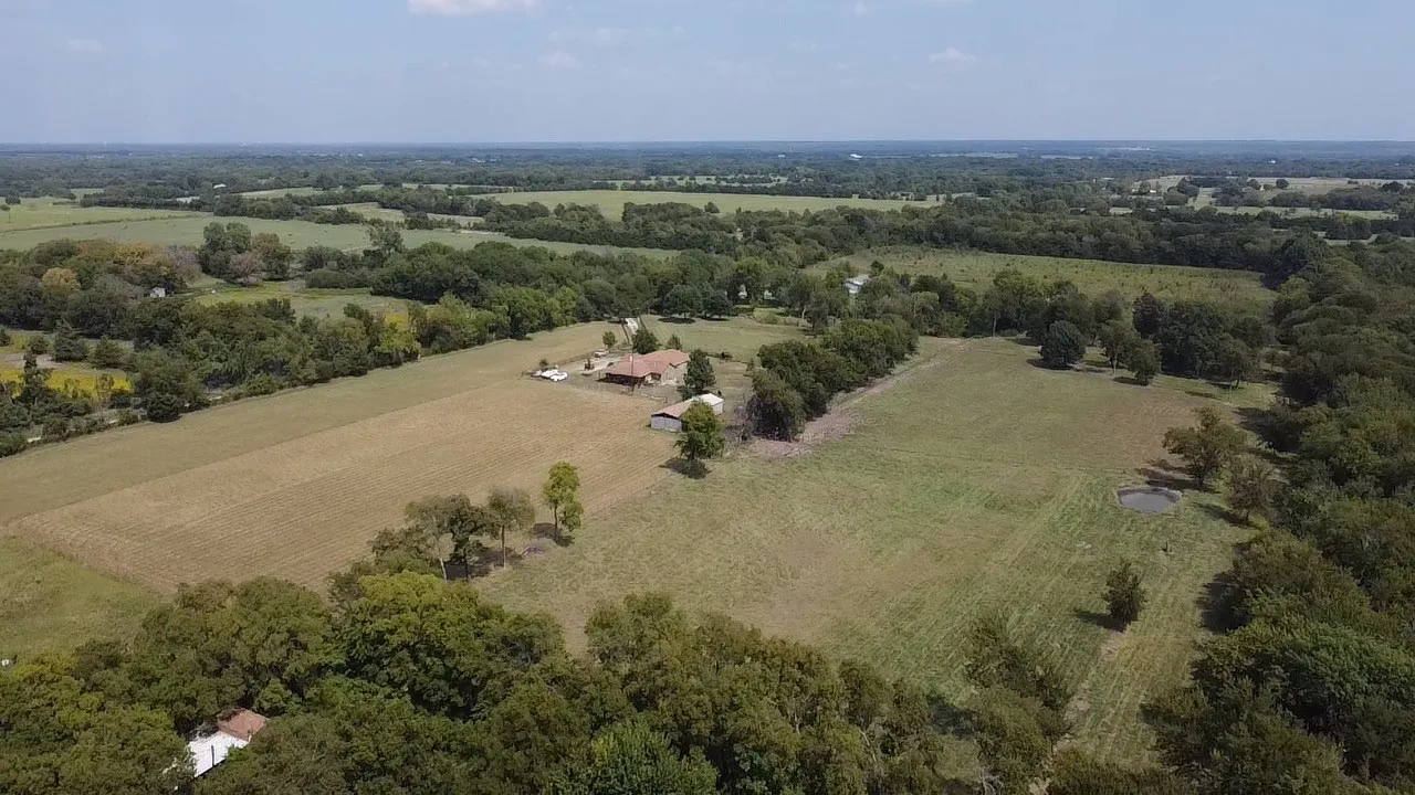 Single Family Residence For Sale in Fannin County , 2306 County Road 4145, Bonham, Texas 75418, 4 Bedroom, 3 Bathroom, Garage spaces, 1,792 Sqft, built in 2001, mls#21062525, Real Estate Agent in Bonham, Homes For Sale in Fannin county, Homes For Sale in Bonham, Realtor in Bonham Texas, Real Estate Brokerage Independent Realty Texas, Luminita Cordes Realtor