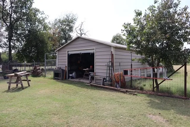 Single Family Residence For Sale in Fannin County , 2306 County Road 4145, Bonham, Texas 75418, 4 Bedroom, 3 Bathroom, Garage spaces, 1,792 Sqft, built in 2001, mls#21062525, Real Estate Agent in Bonham, Homes For Sale in Fannin county, Homes For Sale in Bonham, Realtor in Bonham Texas, Real Estate Brokerage Independent Realty Texas, Luminita Cordes Realtor