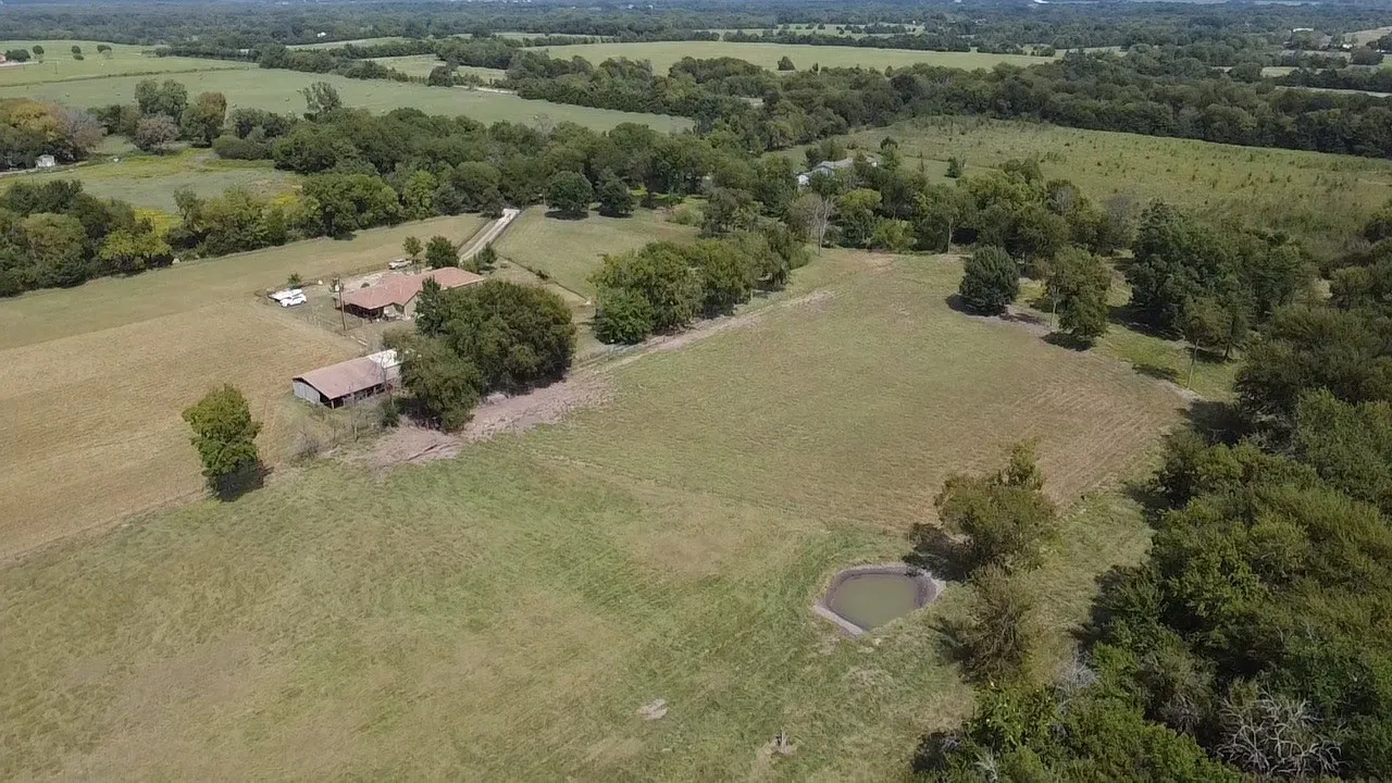 Single Family Residence For Sale in Fannin County , 2306 County Road 4145, Bonham, Texas 75418, 4 Bedroom, 3 Bathroom, Garage spaces, 1,792 Sqft, built in 2001, mls#21062525, Real Estate Agent in Bonham, Homes For Sale in Fannin county, Homes For Sale in Bonham, Realtor in Bonham Texas, Real Estate Brokerage Independent Realty Texas, Luminita Cordes Realtor