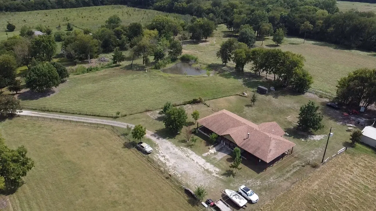 Single Family Residence For Sale in Fannin County , 2306 County Road 4145, Bonham, Texas 75418, 4 Bedroom, 3 Bathroom, Garage spaces, 1,792 Sqft, built in 2001, mls#21062525, Real Estate Agent in Bonham, Homes For Sale in Fannin county, Homes For Sale in Bonham, Realtor in Bonham Texas, Real Estate Brokerage Independent Realty Texas, Luminita Cordes Realtor