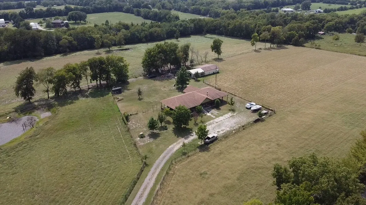 Single Family Residence For Sale in Fannin County , 2306 County Road 4145, Bonham, Texas 75418, 4 Bedroom, 3 Bathroom, Garage spaces, 1,792 Sqft, built in 2001, mls#21062525, Real Estate Agent in Bonham, Homes For Sale in Fannin county, Homes For Sale in Bonham, Realtor in Bonham Texas, Real Estate Brokerage Independent Realty Texas, Luminita Cordes Realtor