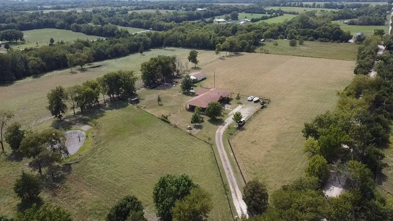 Single Family Residence For Sale in Fannin County , 2306 County Road 4145, Bonham, Texas 75418, 4 Bedroom, 3 Bathroom, Garage spaces, 1,792 Sqft, built in 2001, mls#21062525, Real Estate Agent in Bonham, Homes For Sale in Fannin county, Homes For Sale in Bonham, Realtor in Bonham Texas, Real Estate Brokerage Independent Realty Texas, Luminita Cordes Realtor