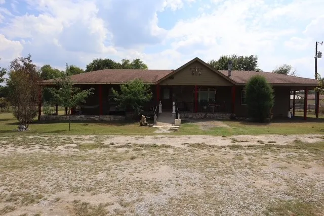 Single Family Residence For Sale in Fannin County , 2306 County Road 4145, Bonham, Texas 75418, 4 Bedroom, 3 Bathroom, Garage spaces, 1,792 Sqft, built in 2001, mls#21062525, Real Estate Agent in Bonham, Homes For Sale in Fannin county, Homes For Sale in Bonham, Realtor in Bonham Texas, Real Estate Brokerage Independent Realty Texas, Luminita Cordes Realtor