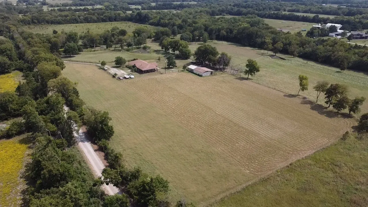 Single Family Residence For Sale in Fannin County , 2306 County Road 4145, Bonham, Texas 75418, 4 Bedroom, 3 Bathroom, Garage spaces, 1,792 Sqft, built in 2001, mls#21062525, Real Estate Agent in Bonham, Homes For Sale in Fannin county, Homes For Sale in Bonham, Realtor in Bonham Texas, Real Estate Brokerage Independent Realty Texas, Luminita Cordes Realtor